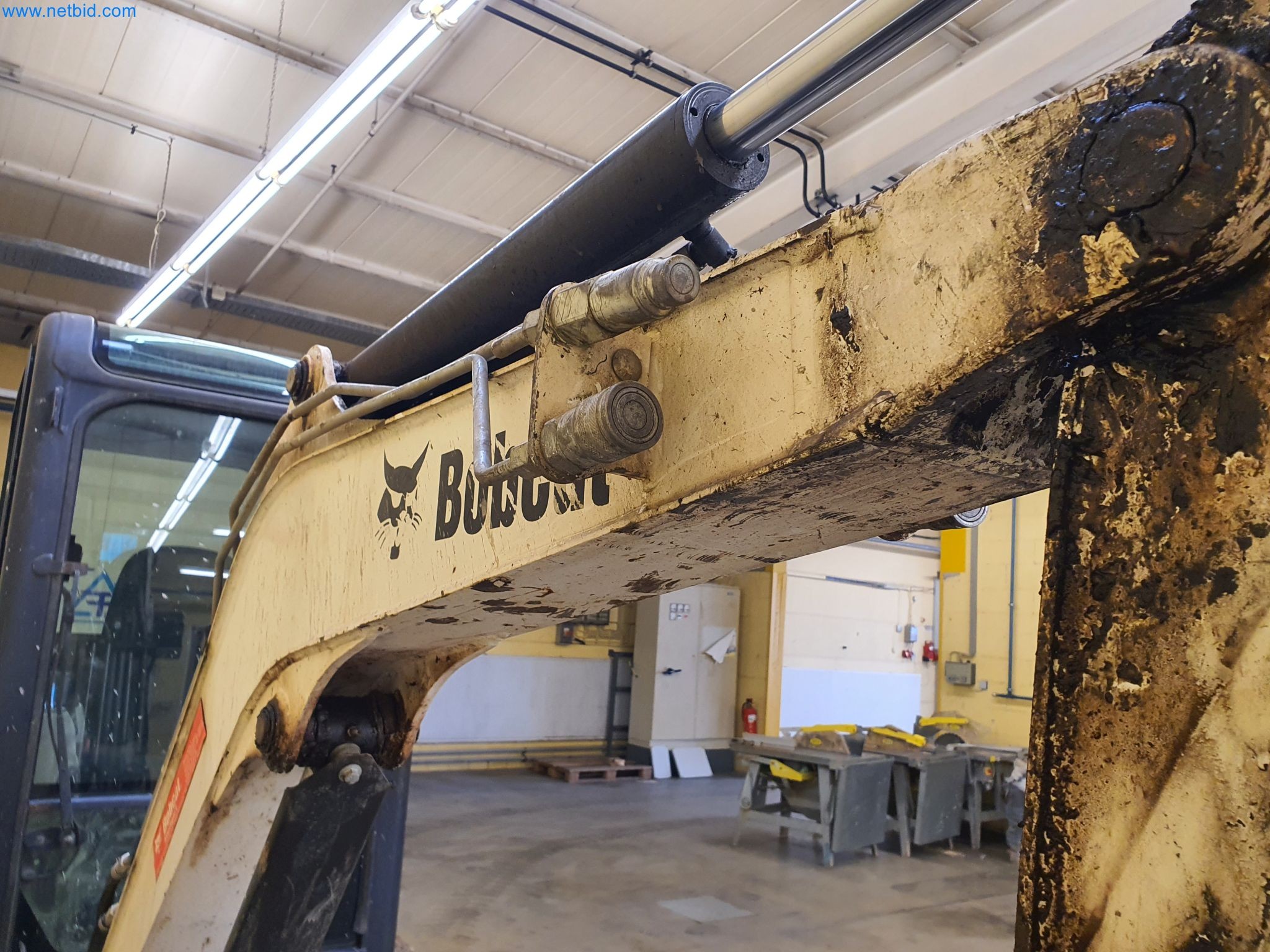 Maszyny budowlane, pojazdy, materiały szalunkowe i akcesoria z sektora budowlanego-6