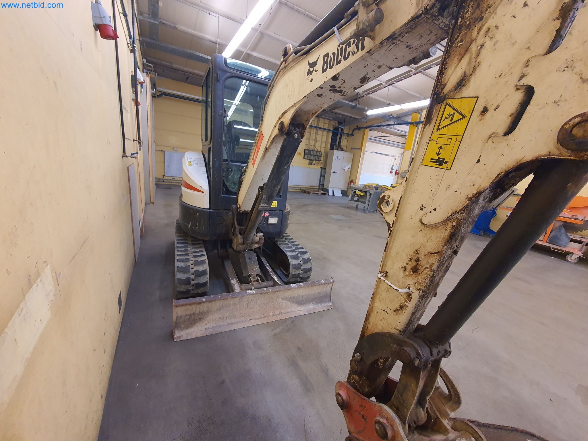 Maszyny budowlane, pojazdy, materiały szalunkowe i akcesoria z sektora budowlanego-7