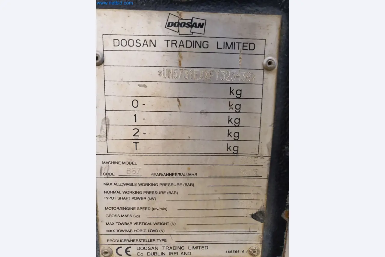 Maszyny budowlane, pojazdy, materiały szalunkowe i akcesoria z sektora budowlanego-3