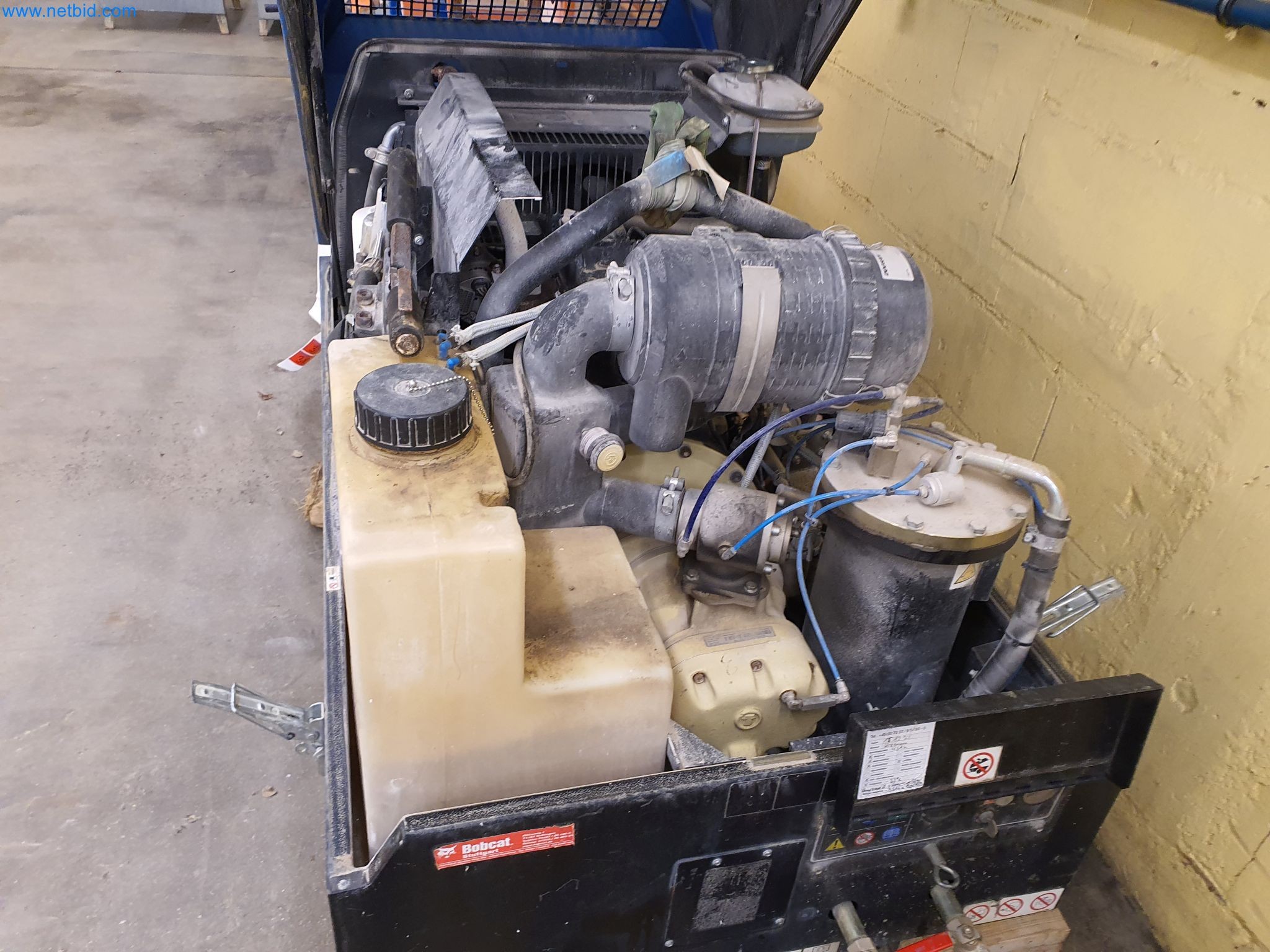 Maszyny budowlane, pojazdy, materiały szalunkowe i akcesoria z sektora budowlanego-5