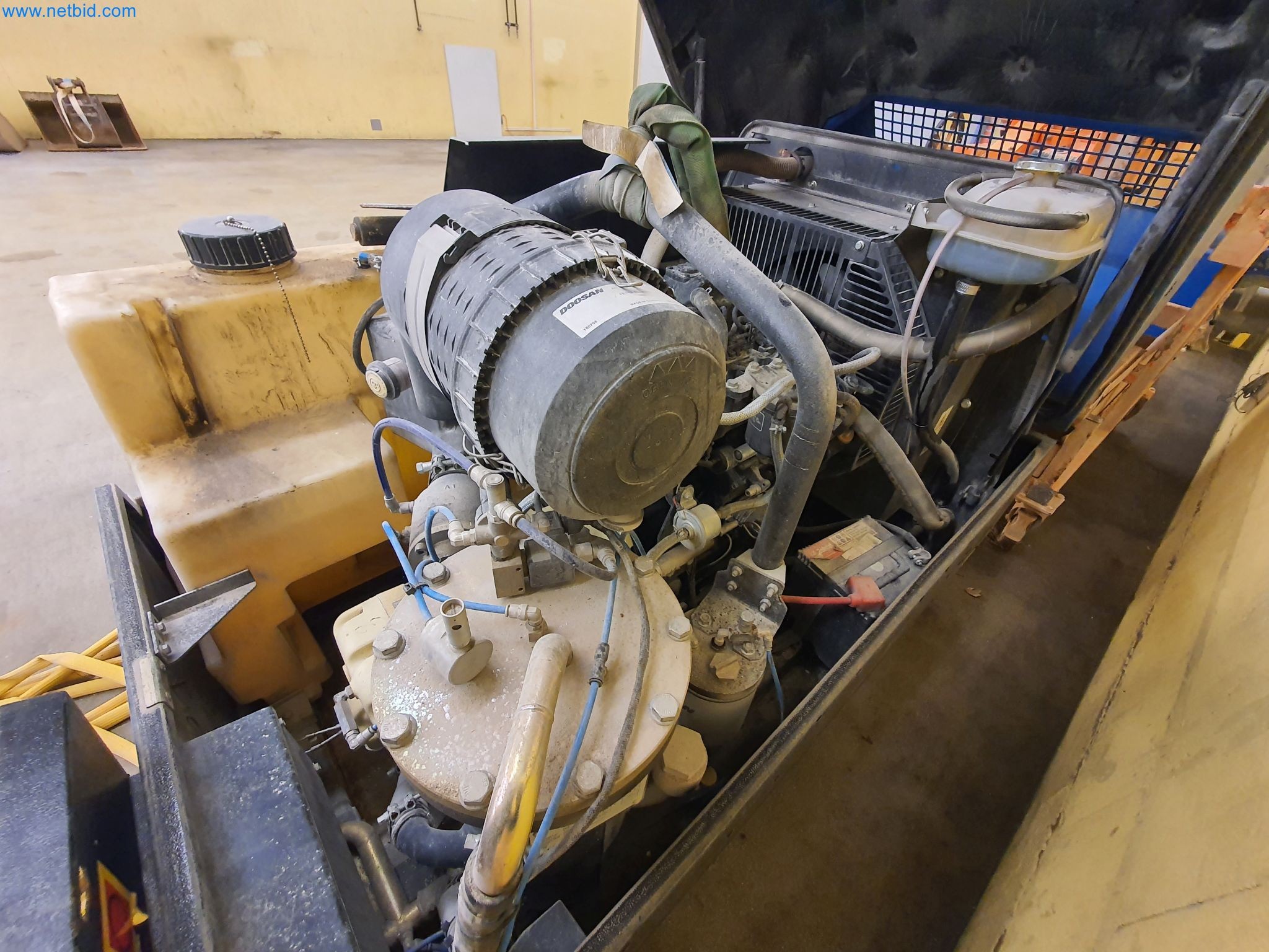 Maszyny budowlane, pojazdy, materiały szalunkowe i akcesoria z sektora budowlanego-6