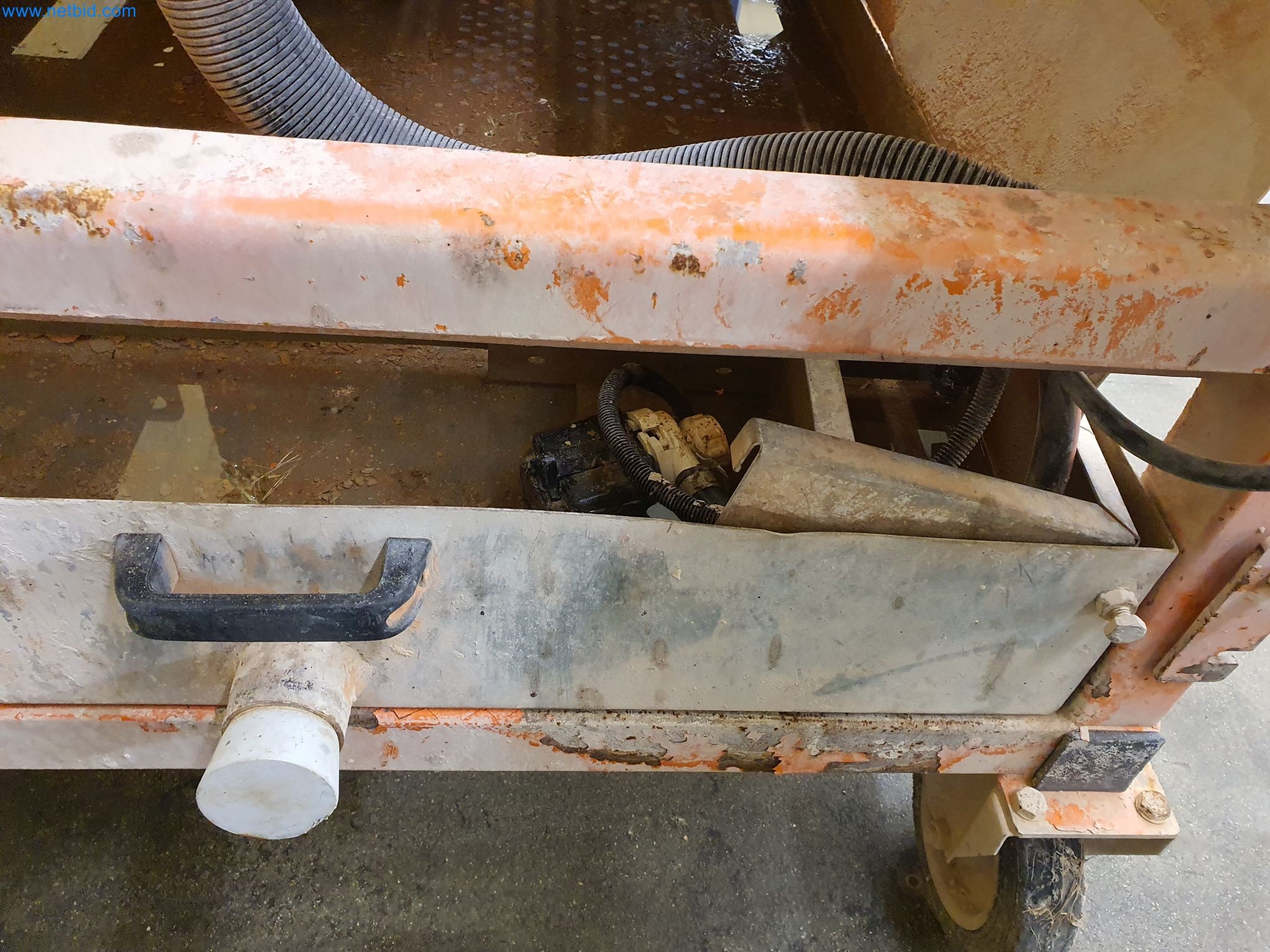 Maszyny budowlane, pojazdy, materiały szalunkowe i akcesoria z sektora budowlanego-2