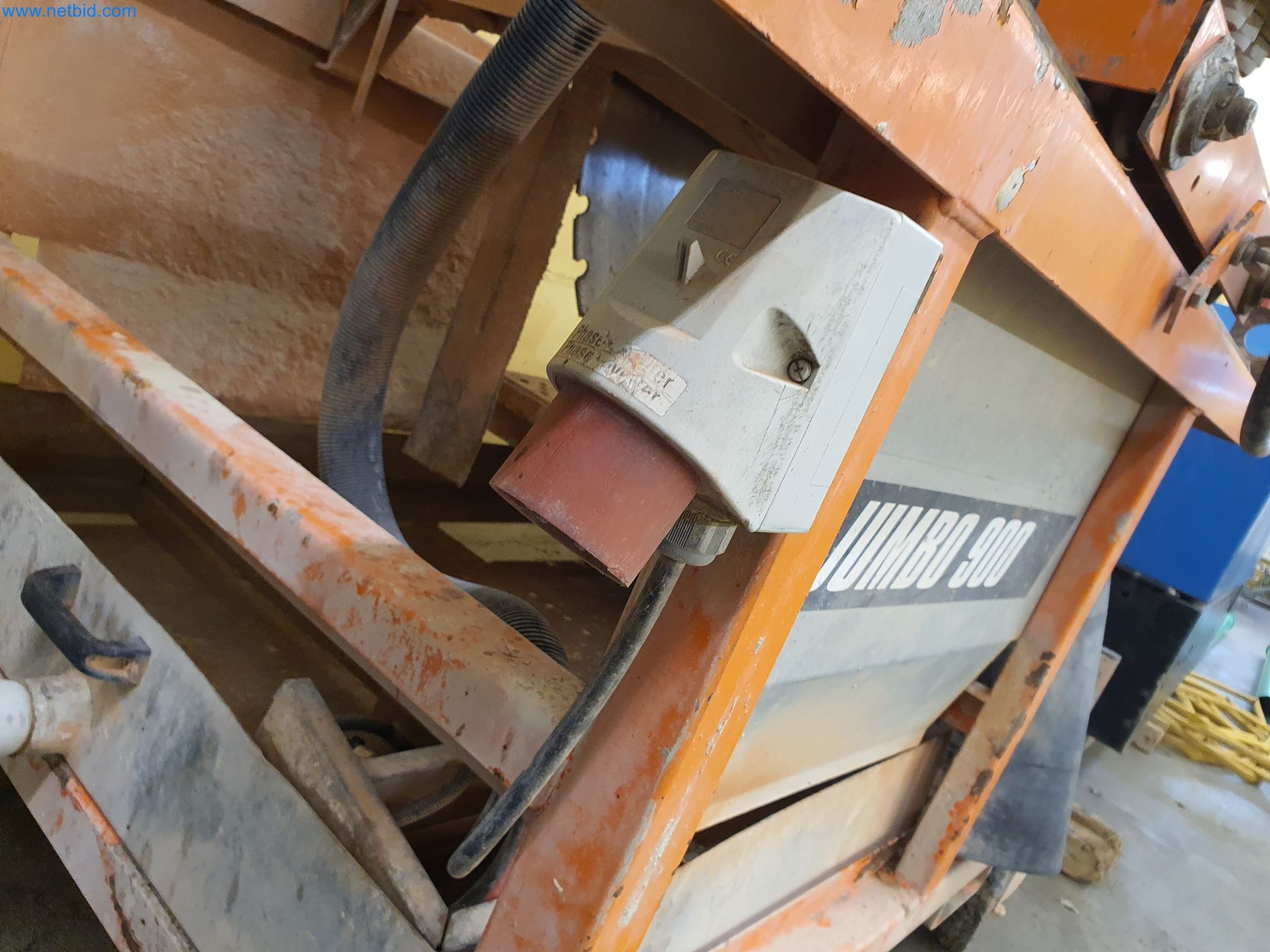 Maszyny budowlane, pojazdy, materiały szalunkowe i akcesoria z sektora budowlanego-4