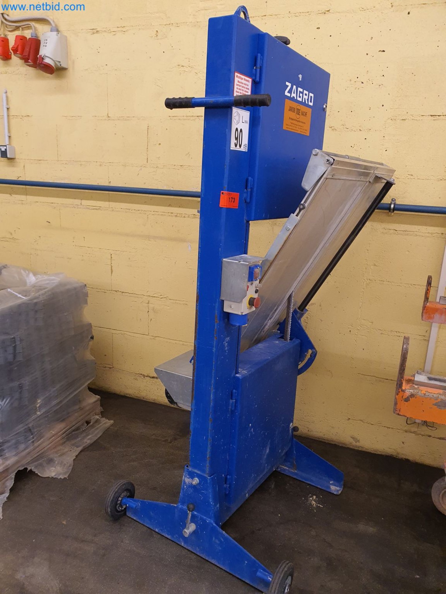 Maszyny budowlane, pojazdy, materiały szalunkowe i akcesoria z sektora budowlanego-1