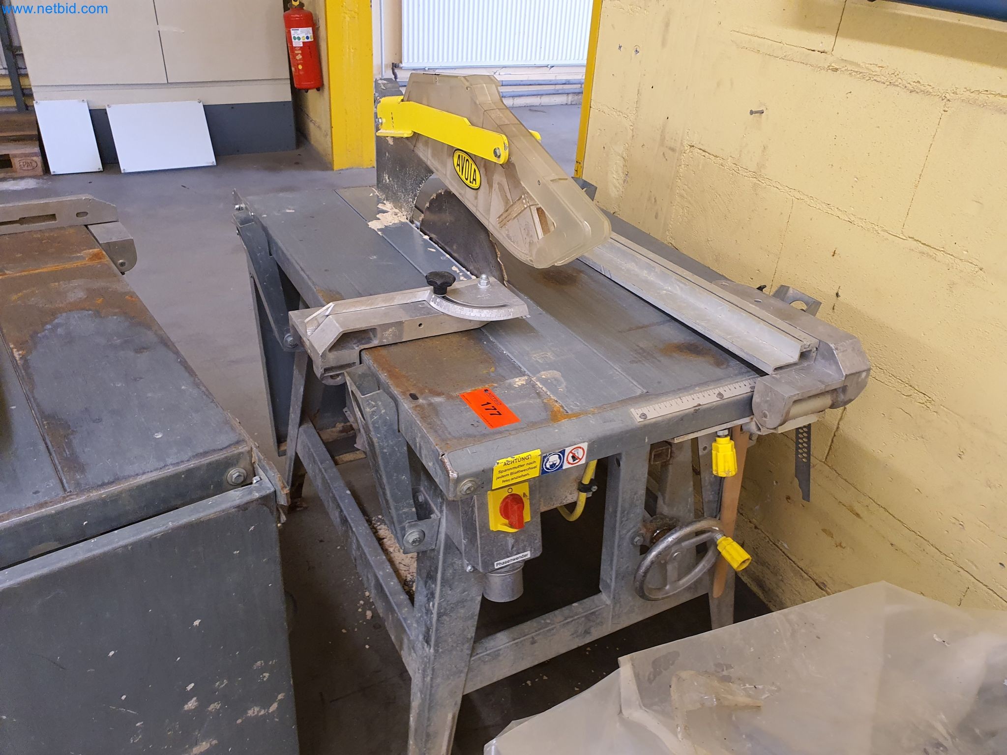 Maszyny budowlane, pojazdy, materiały szalunkowe i akcesoria z sektora budowlanego-3