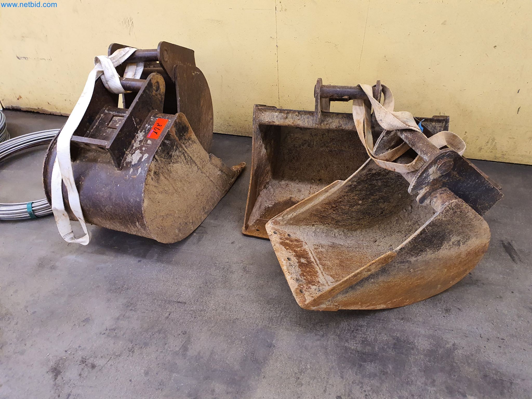 Maszyny budowlane, pojazdy, materiały szalunkowe i akcesoria z sektora budowlanego-1