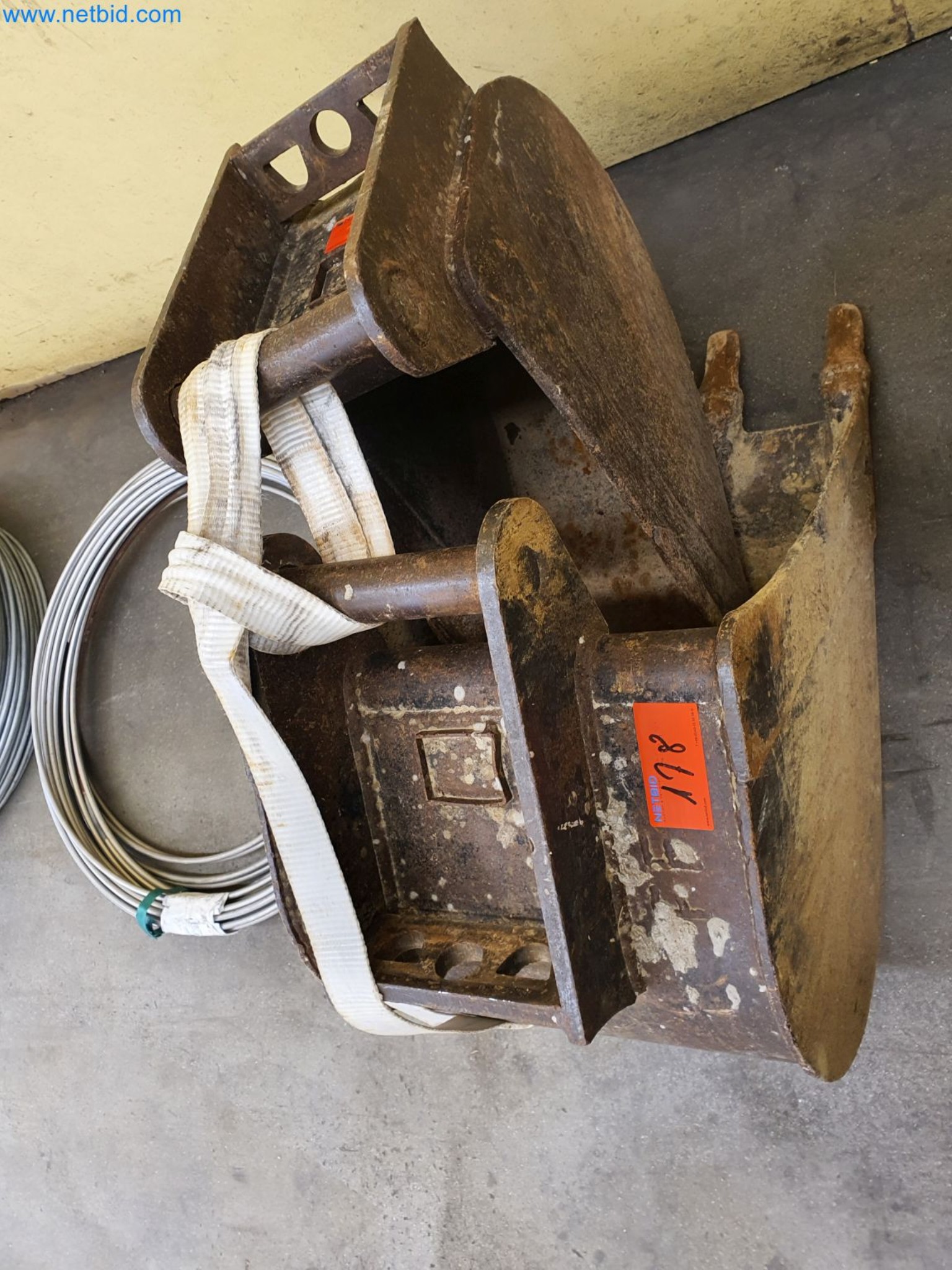 Maszyny budowlane, pojazdy, materiały szalunkowe i akcesoria z sektora budowlanego-2