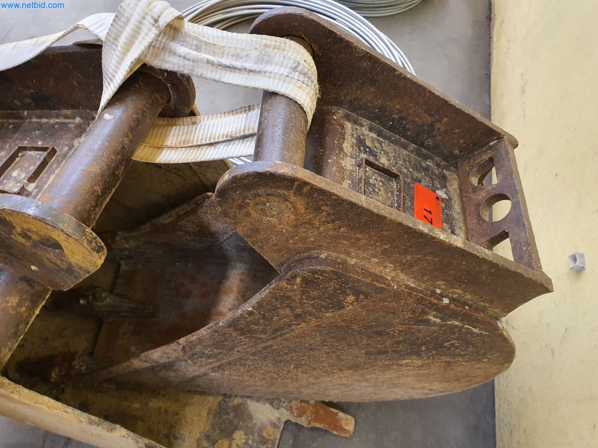 Maszyny budowlane, pojazdy, materiały szalunkowe i akcesoria z sektora budowlanego-3