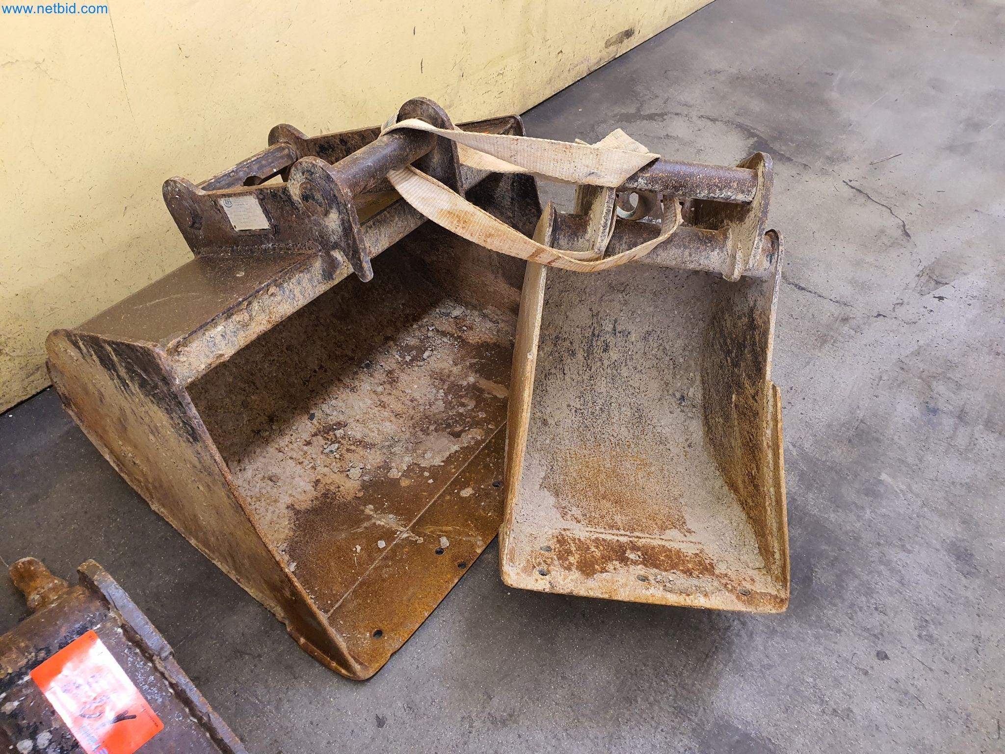 Maszyny budowlane, pojazdy, materiały szalunkowe i akcesoria z sektora budowlanego-4