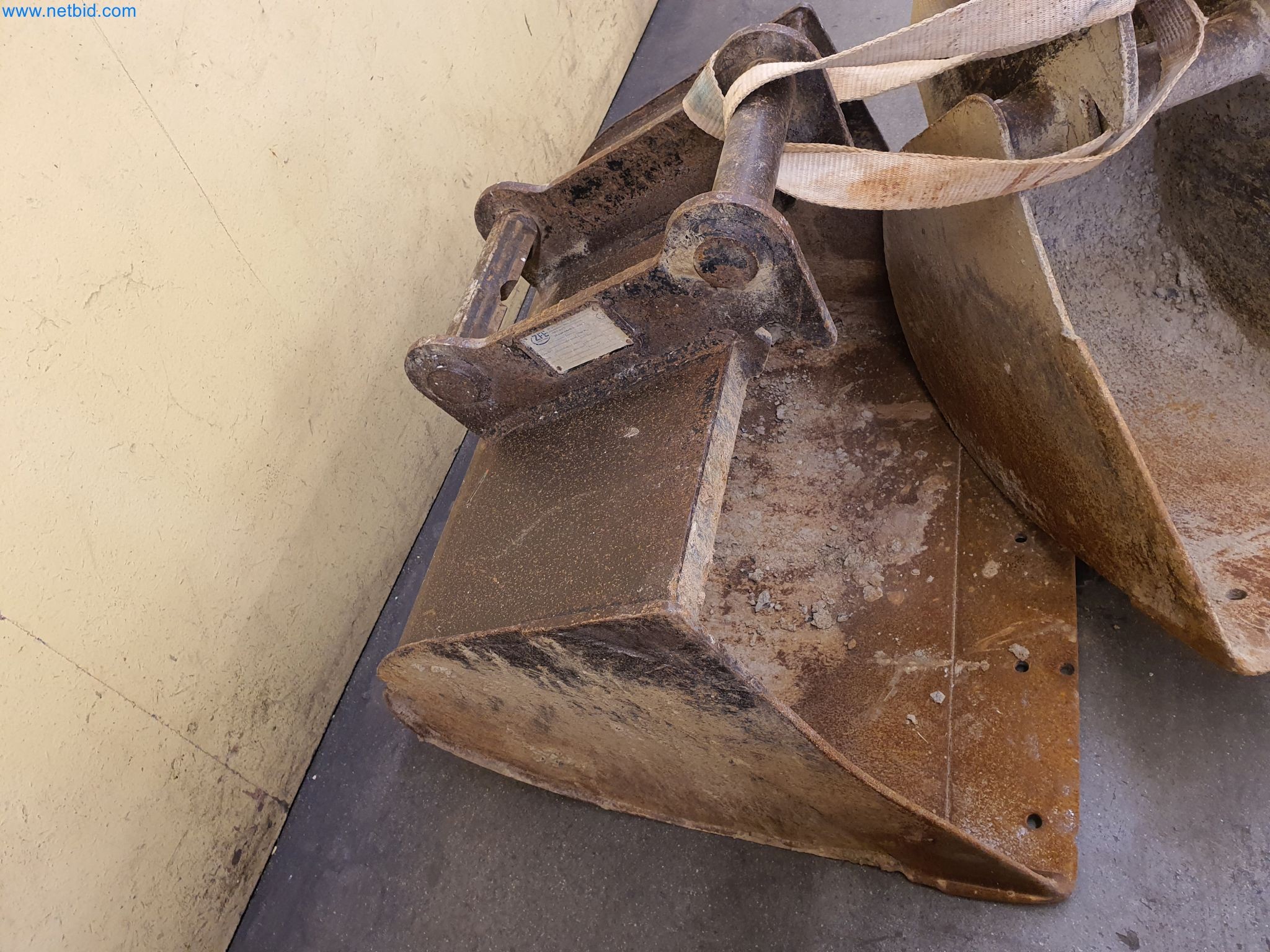 Maszyny budowlane, pojazdy, materiały szalunkowe i akcesoria z sektora budowlanego-6