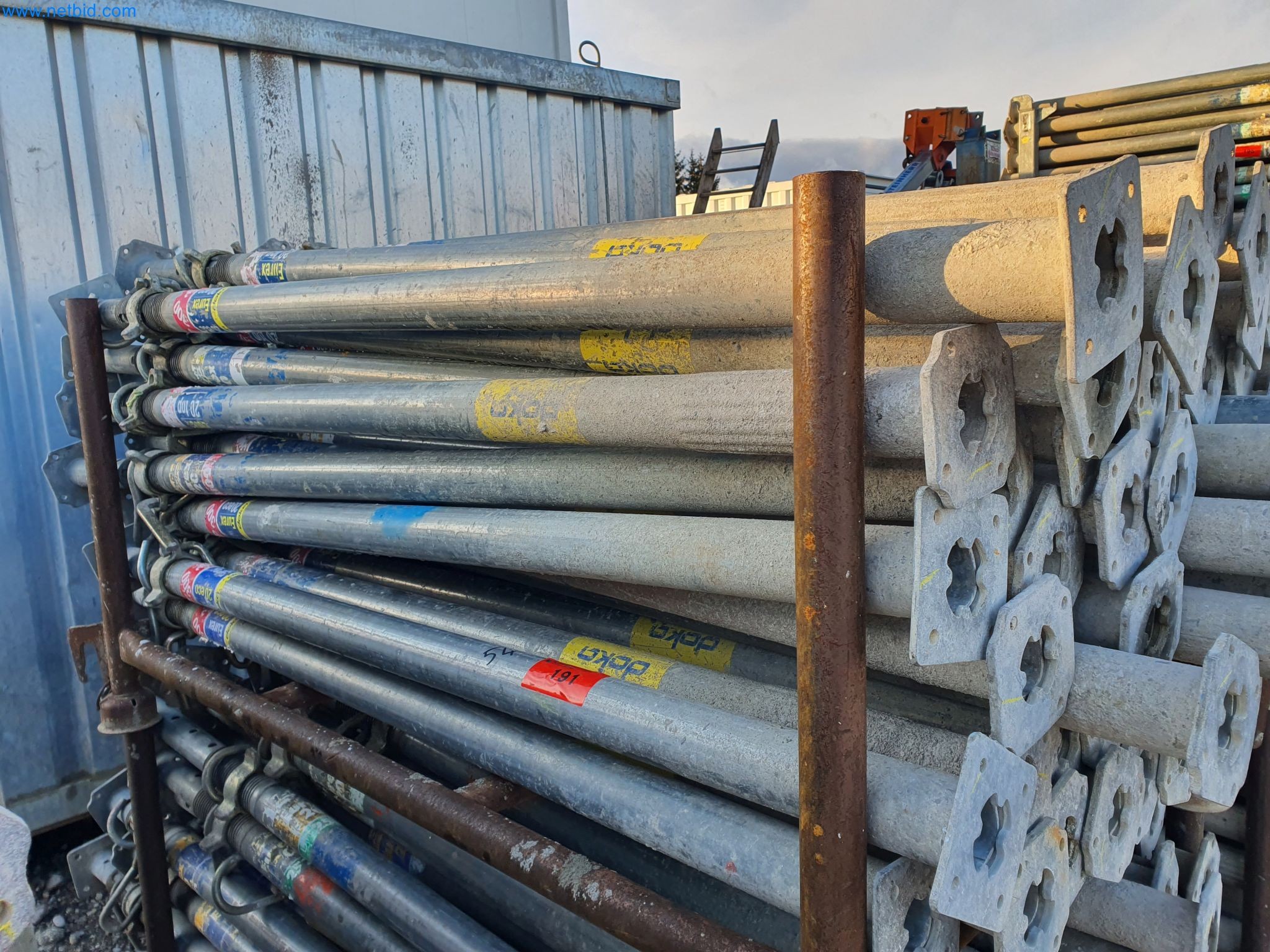 Baumaschinen, Fahrzeuge, Schalungsmaterial und Zubehör aus dem Bereich Hochbau-1