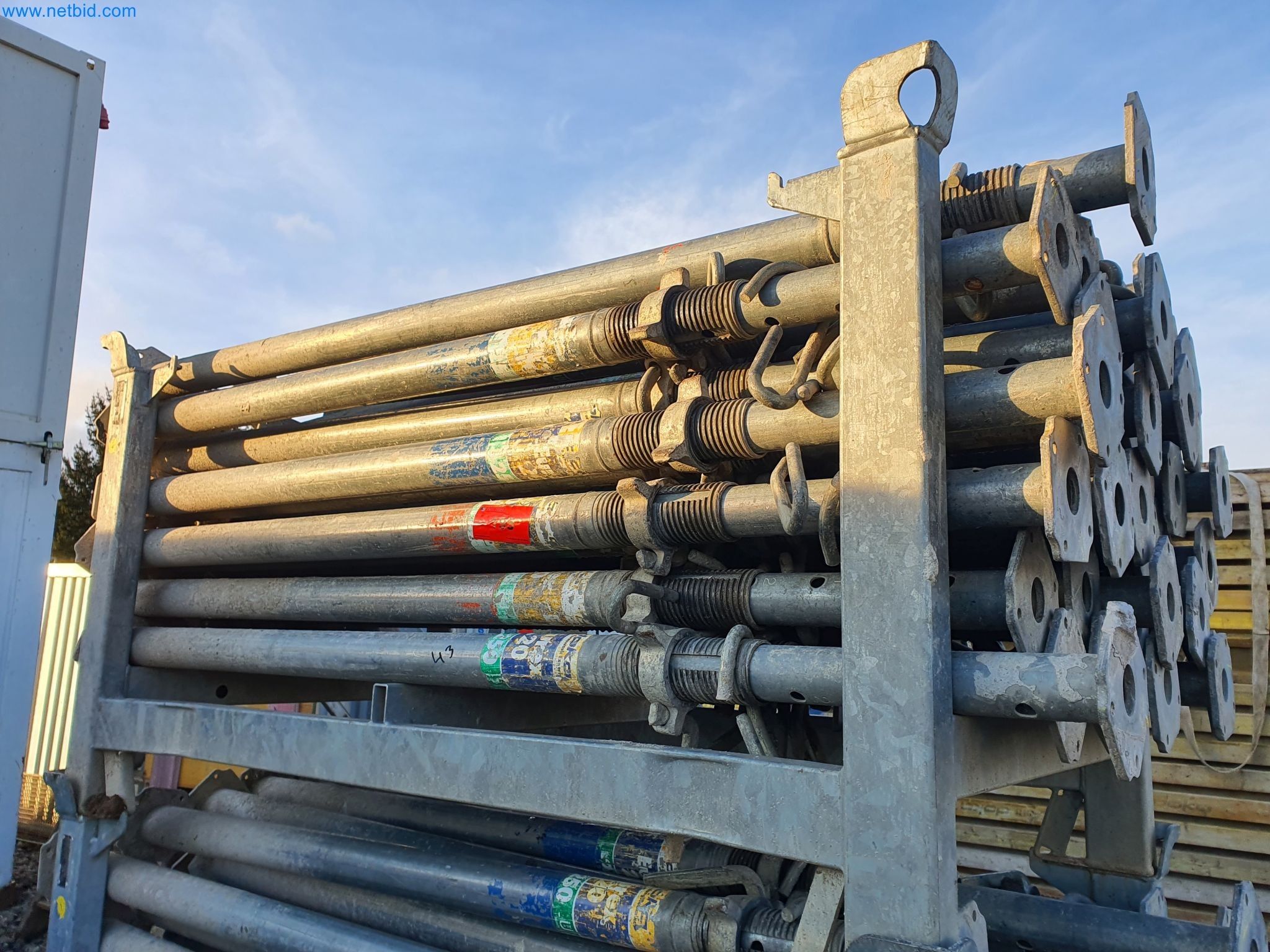 Maszyny budowlane, pojazdy, materiały szalunkowe i akcesoria z sektora budowlanego-1