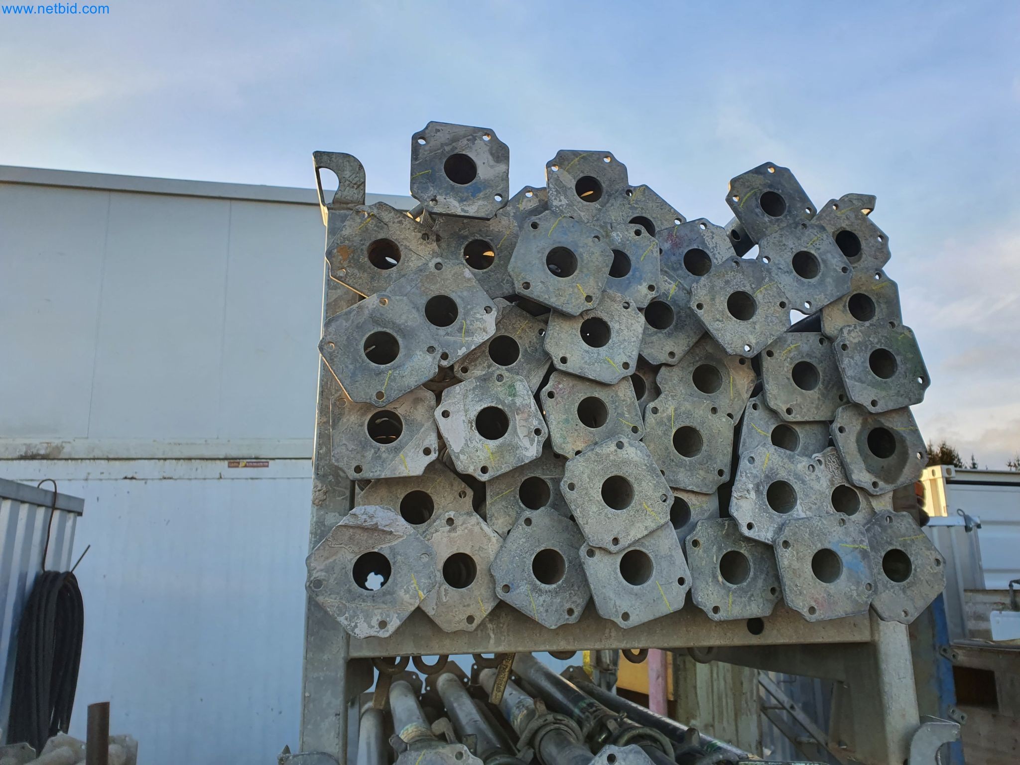 Maszyny budowlane, pojazdy, materiały szalunkowe i akcesoria z sektora budowlanego-2