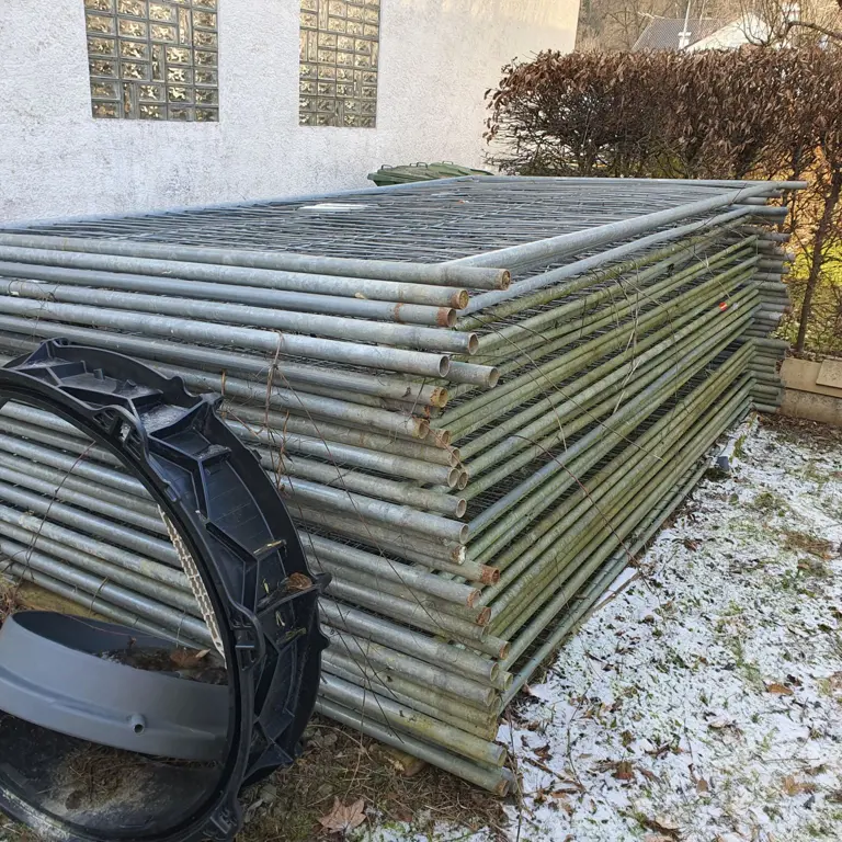 34 Construction fence panels