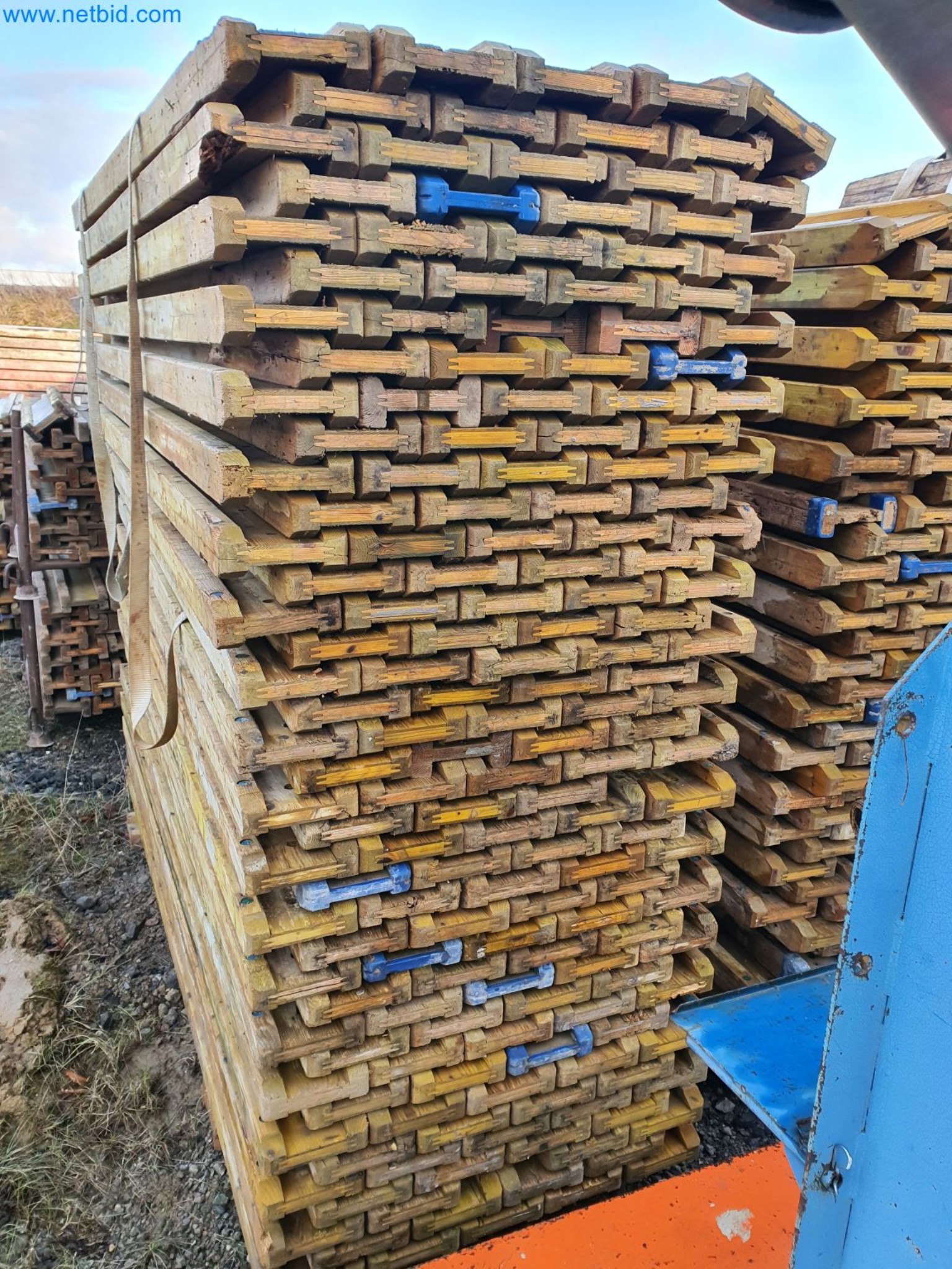 Maszyny budowlane, pojazdy, materiały szalunkowe i akcesoria z sektora budowlanego-2