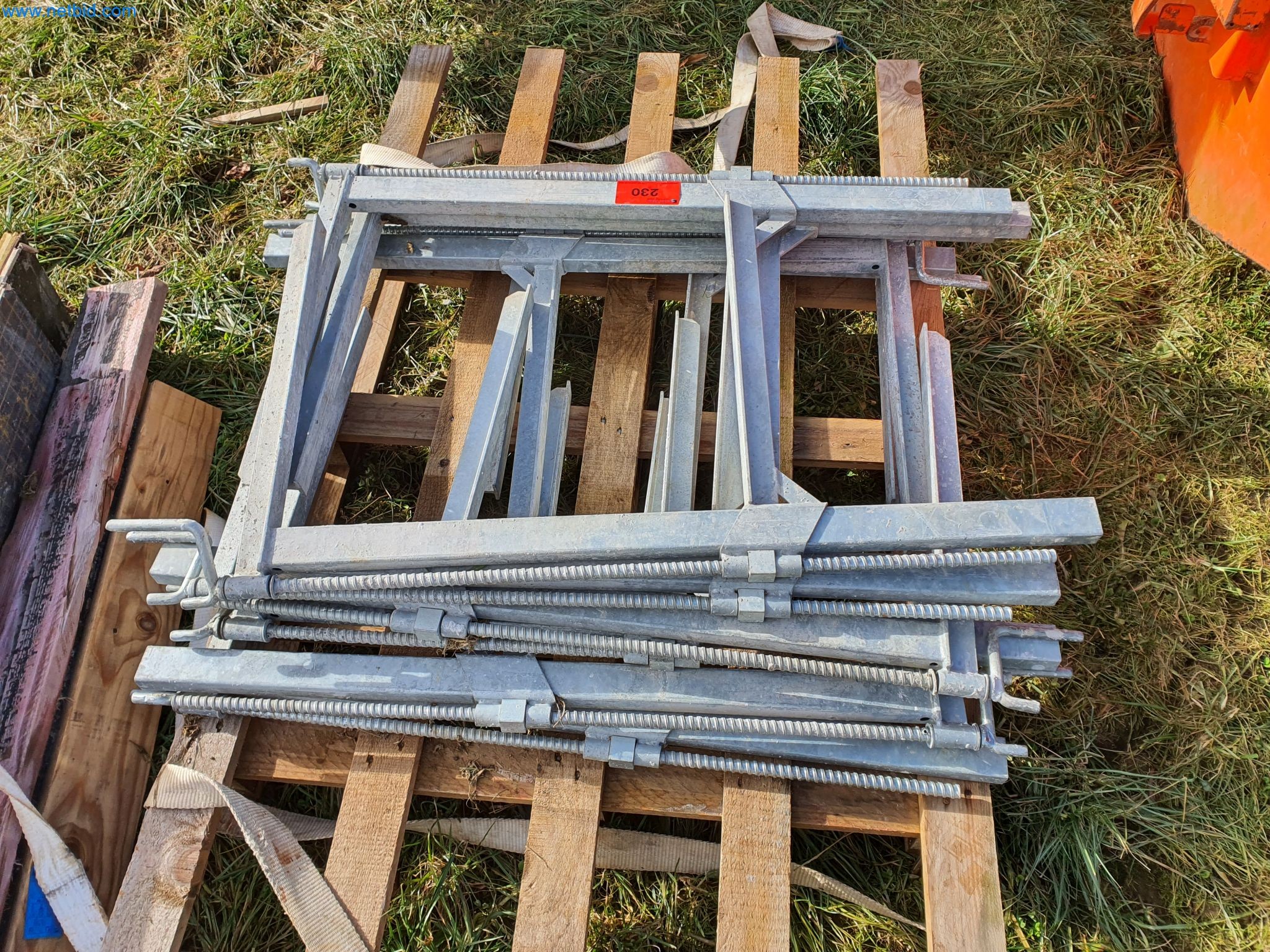 Maquinaria de construcción, vehículos, material de encofrado y accesorios del sector de la construcción de edificios-1