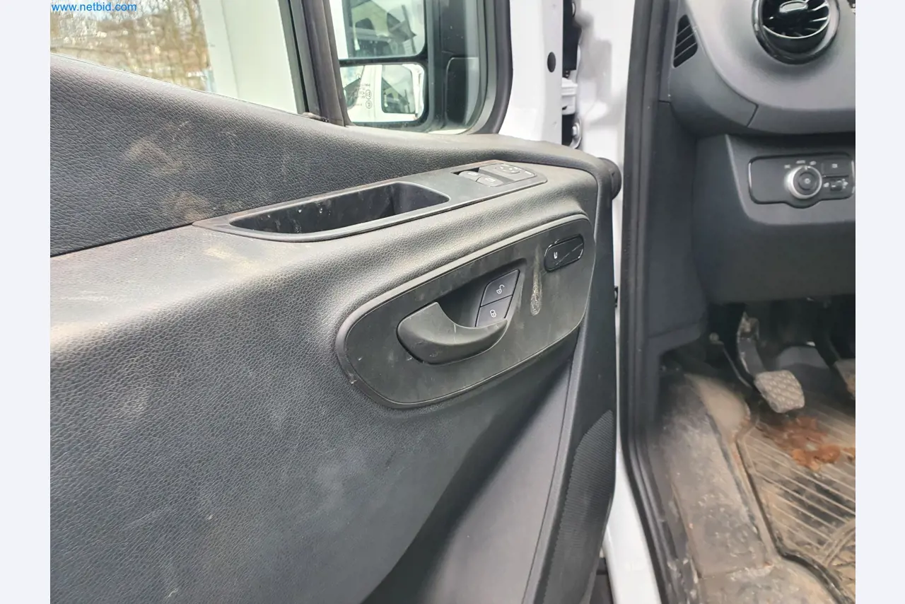 Maszyny budowlane, pojazdy, materiały szalunkowe i akcesoria z sektora budowlanego-13