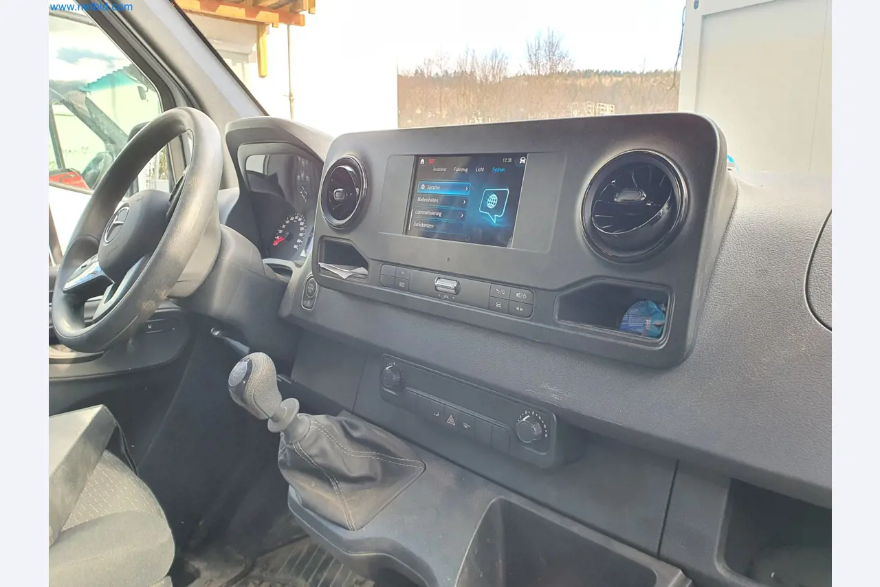 Maszyny budowlane, pojazdy, materiały szalunkowe i akcesoria z sektora budowlanego-19