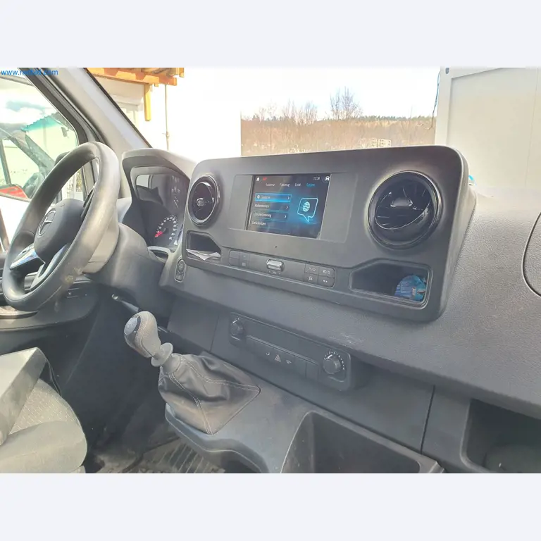 Maszyny budowlane, pojazdy, materiały szalunkowe i akcesoria z sektora budowlanego-19