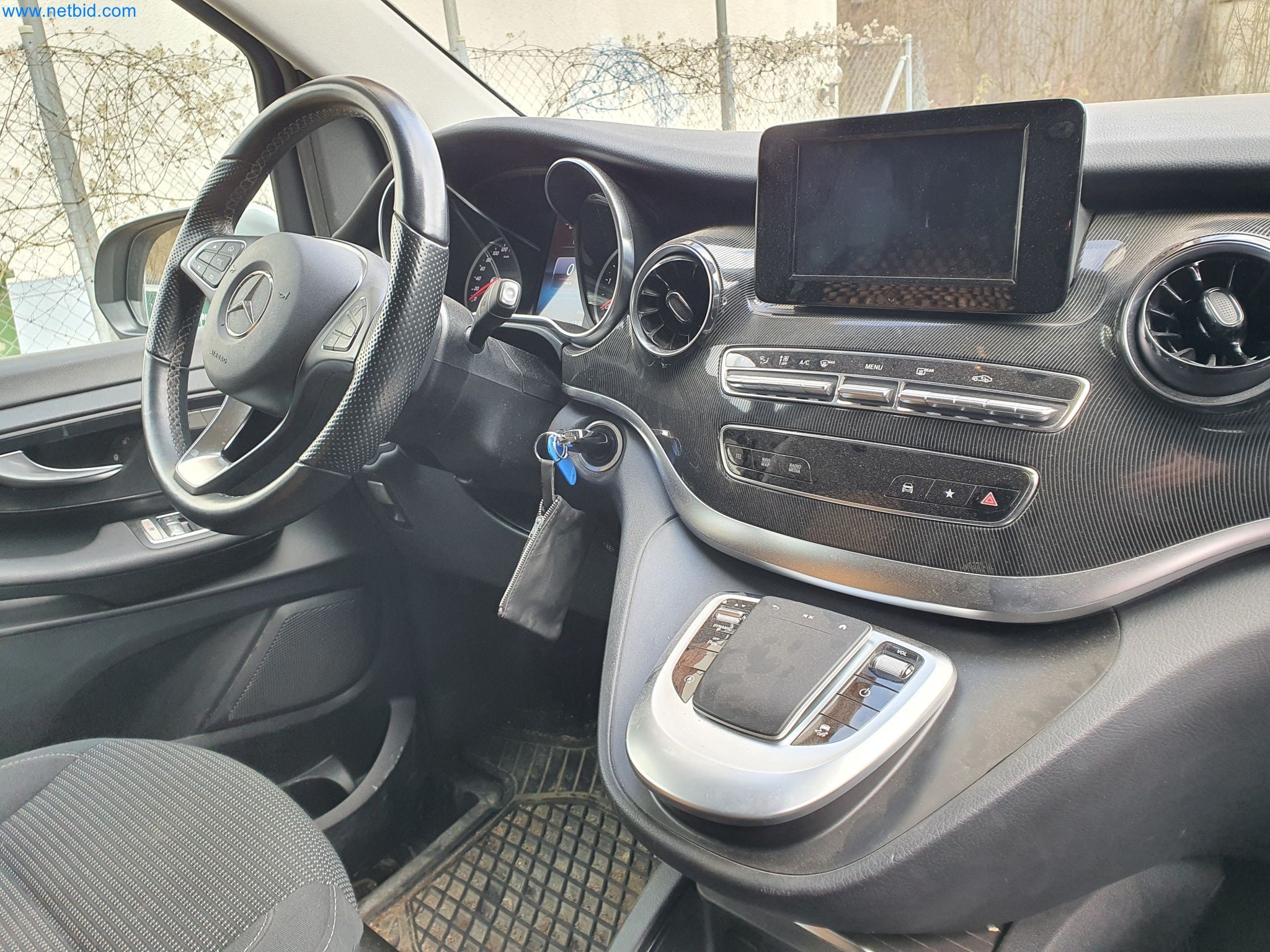 Maszyny budowlane, pojazdy, materiały szalunkowe i akcesoria z sektora budowlanego-12