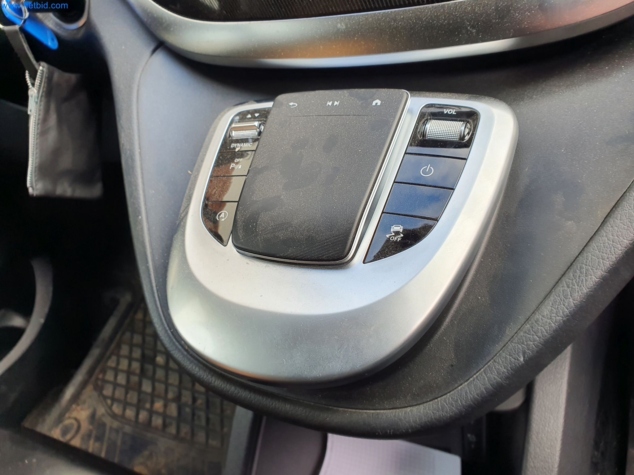 Maszyny budowlane, pojazdy, materiały szalunkowe i akcesoria z sektora budowlanego-13