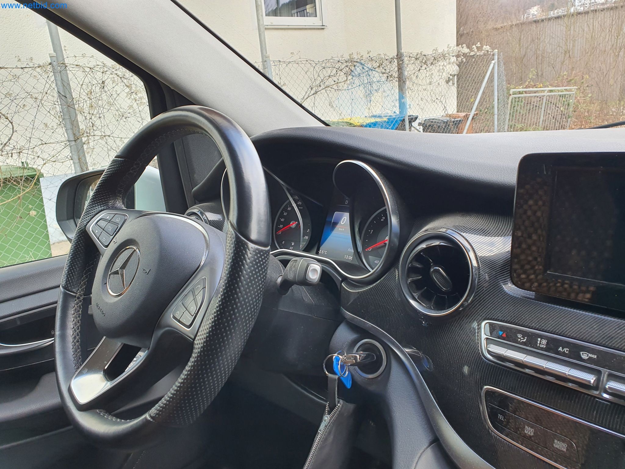 Maszyny budowlane, pojazdy, materiały szalunkowe i akcesoria z sektora budowlanego-15