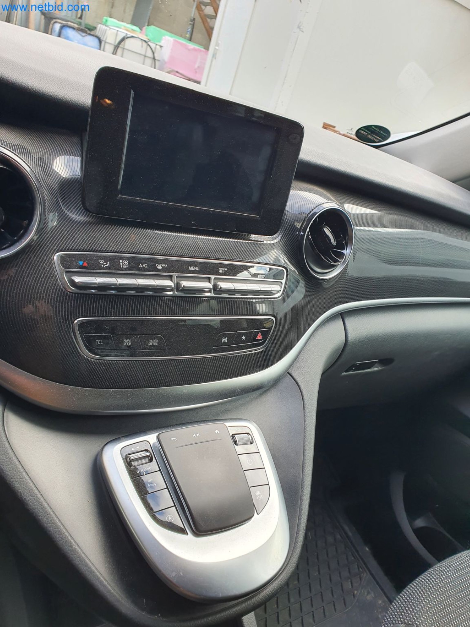 Maszyny budowlane, pojazdy, materiały szalunkowe i akcesoria z sektora budowlanego-24