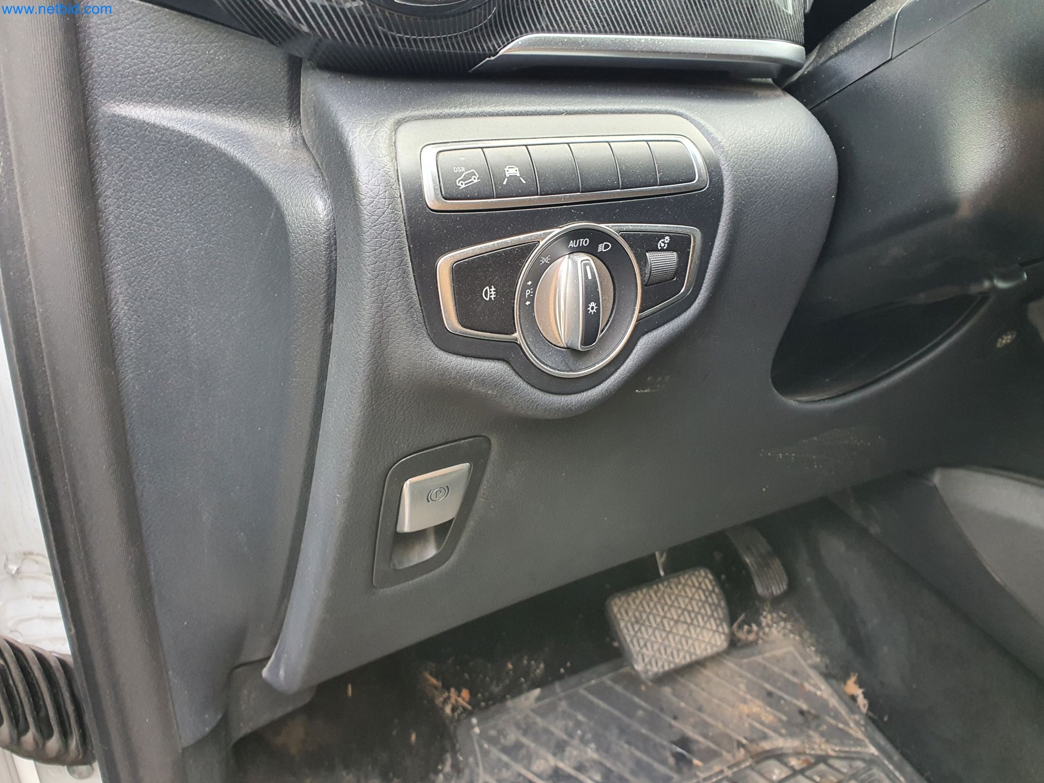 Maszyny budowlane, pojazdy, materiały szalunkowe i akcesoria z sektora budowlanego-25