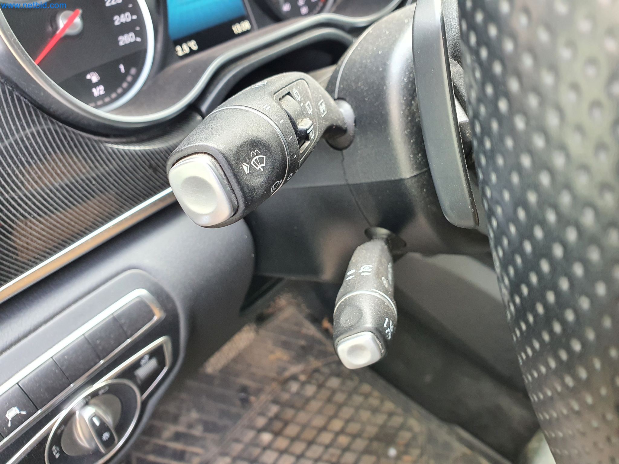 Maszyny budowlane, pojazdy, materiały szalunkowe i akcesoria z sektora budowlanego-26