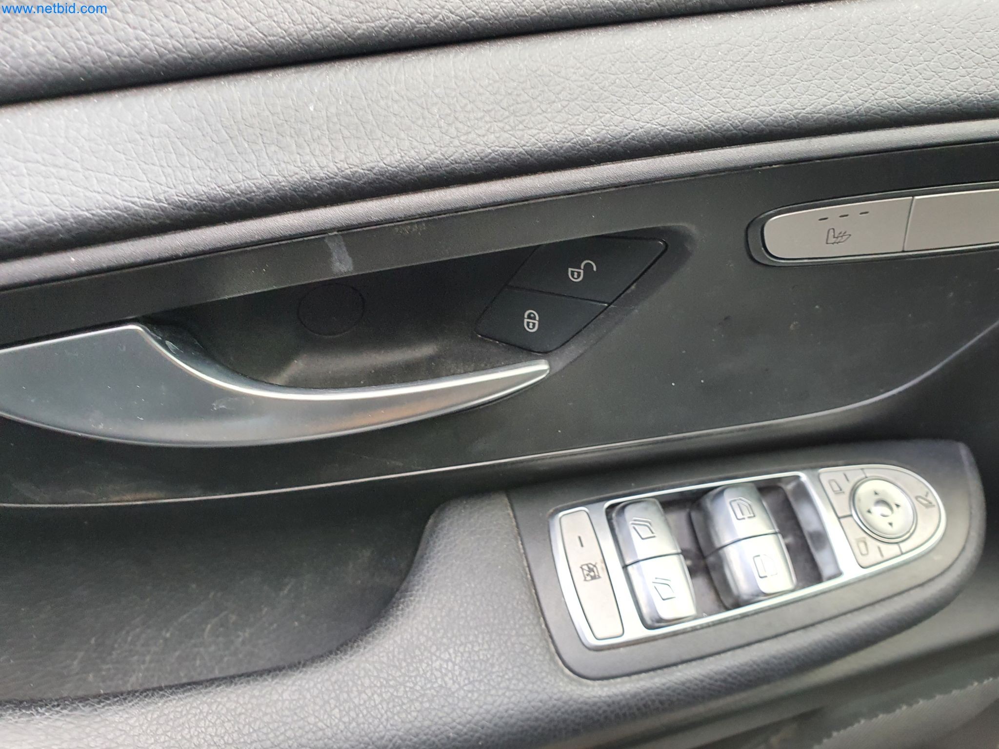 Maszyny budowlane, pojazdy, materiały szalunkowe i akcesoria z sektora budowlanego-27