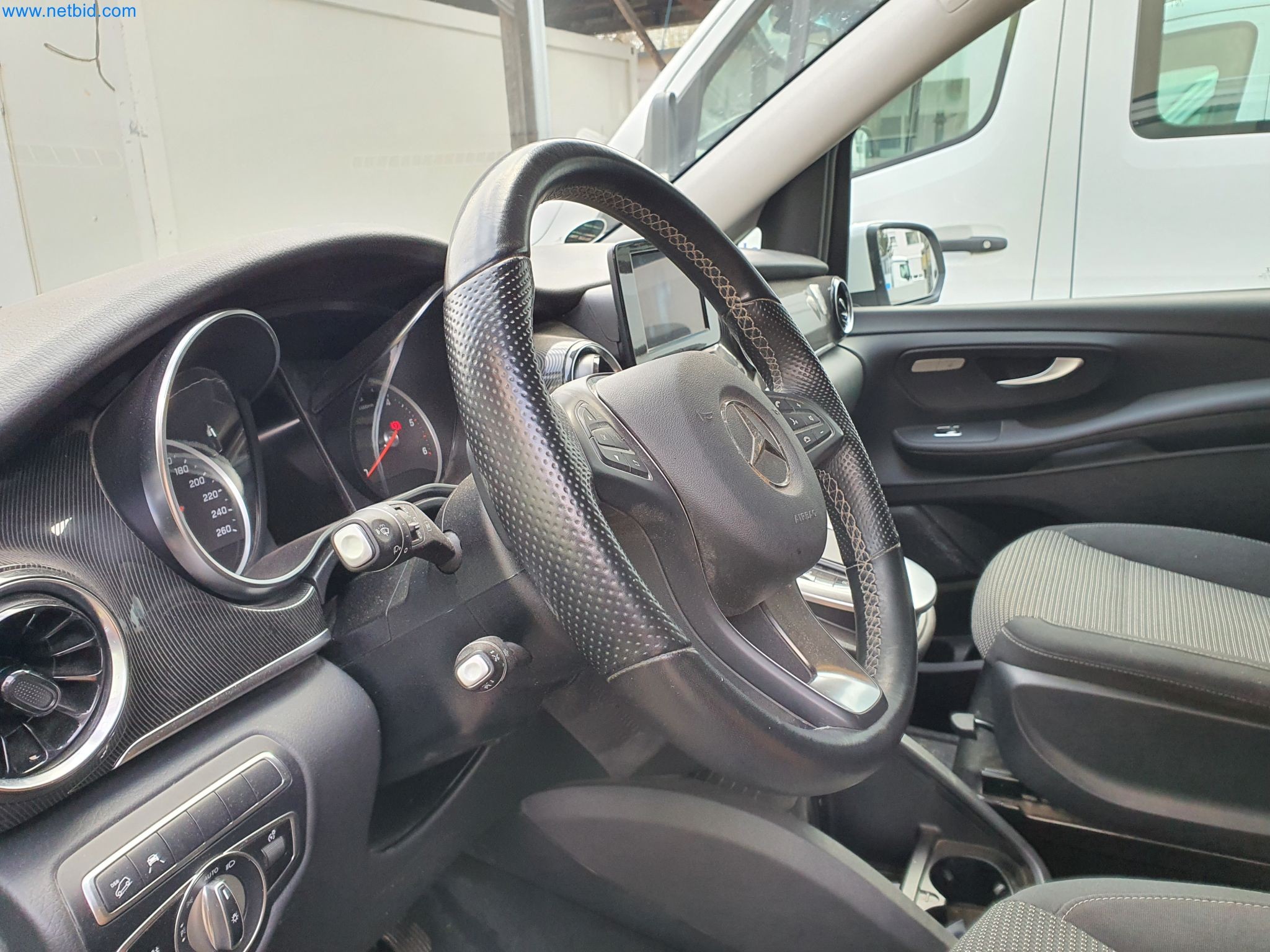 Maszyny budowlane, pojazdy, materiały szalunkowe i akcesoria z sektora budowlanego-30