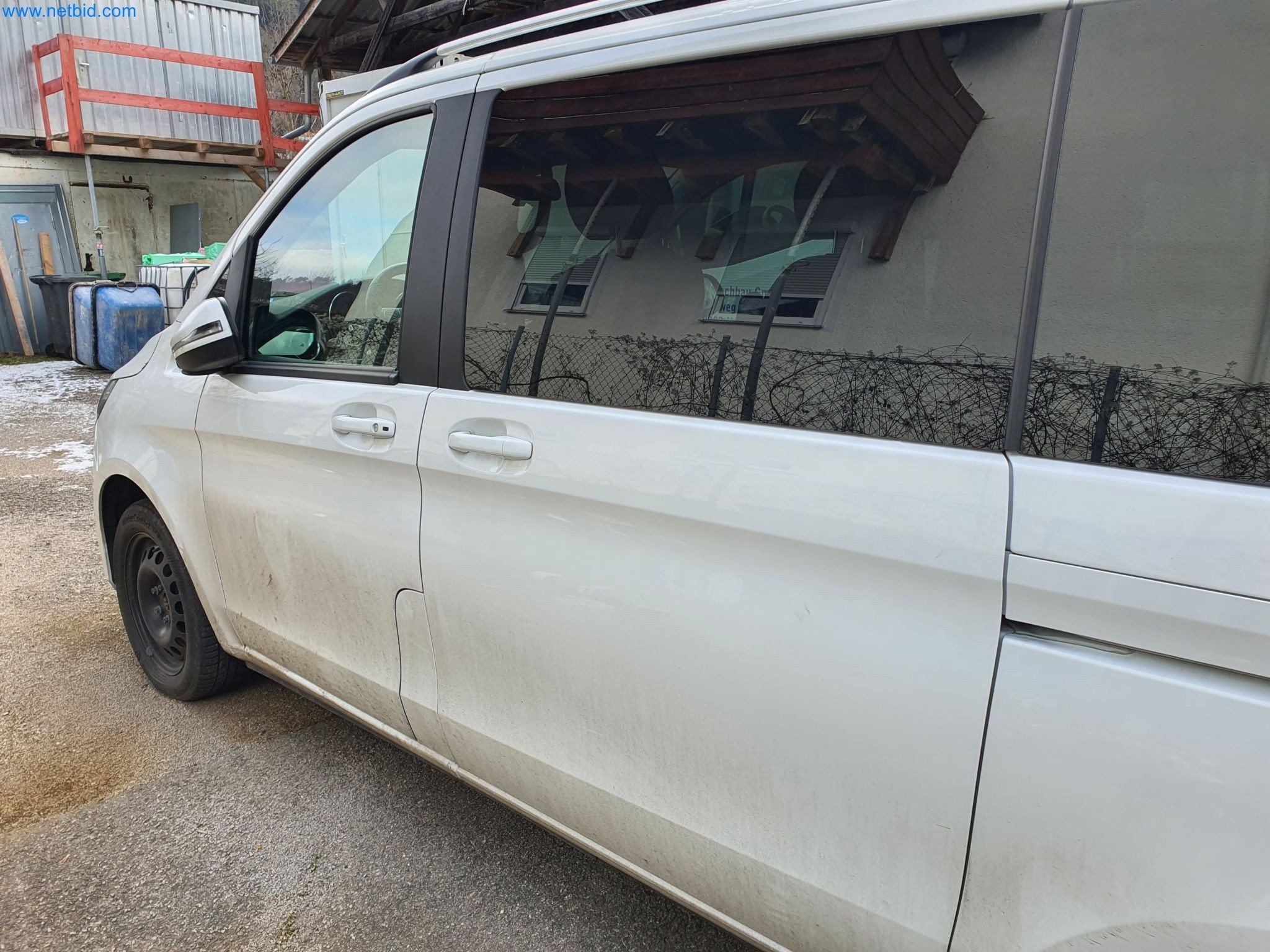 Maszyny budowlane, pojazdy, materiały szalunkowe i akcesoria z sektora budowlanego-31