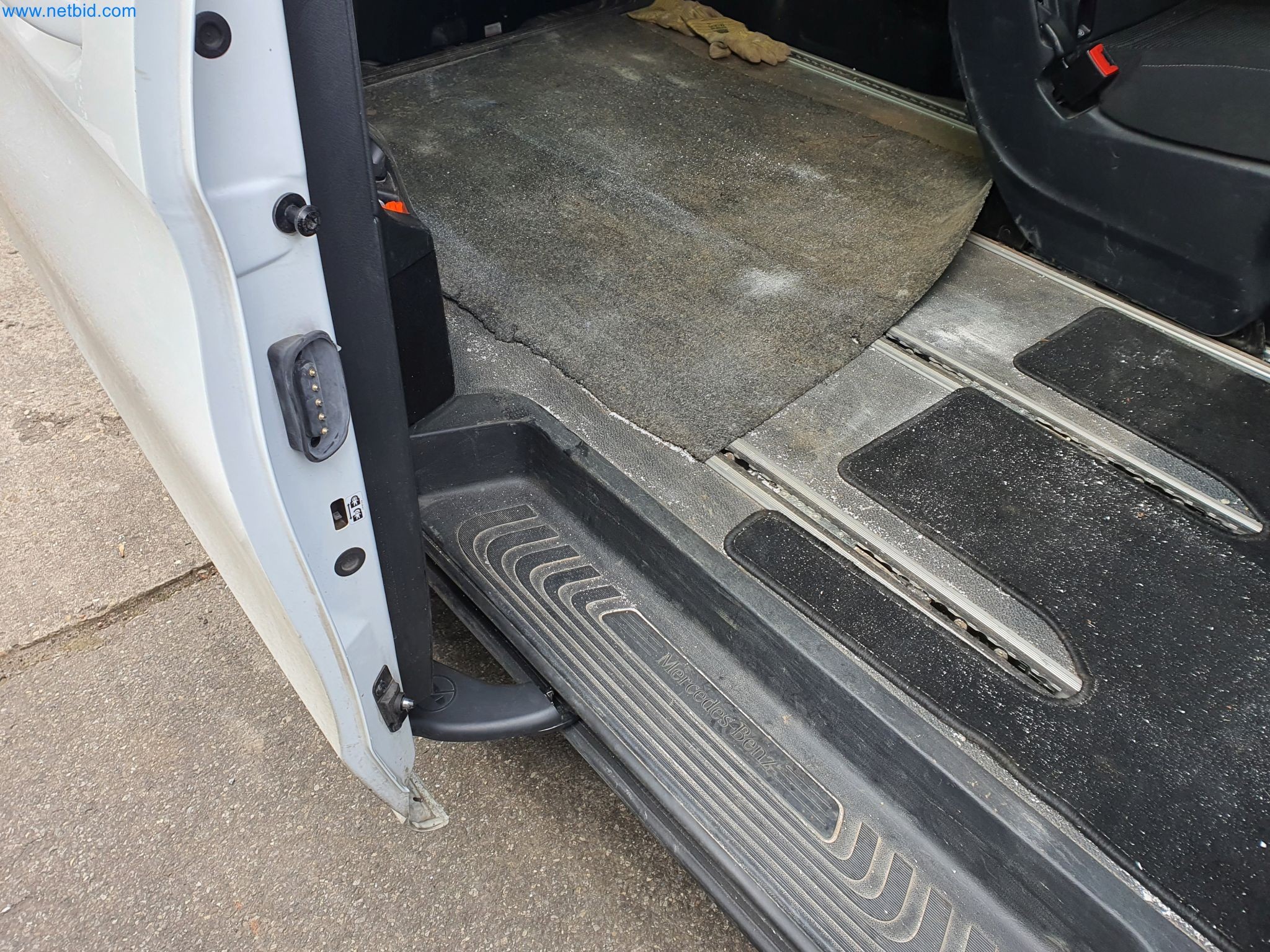 Maszyny budowlane, pojazdy, materiały szalunkowe i akcesoria z sektora budowlanego-9