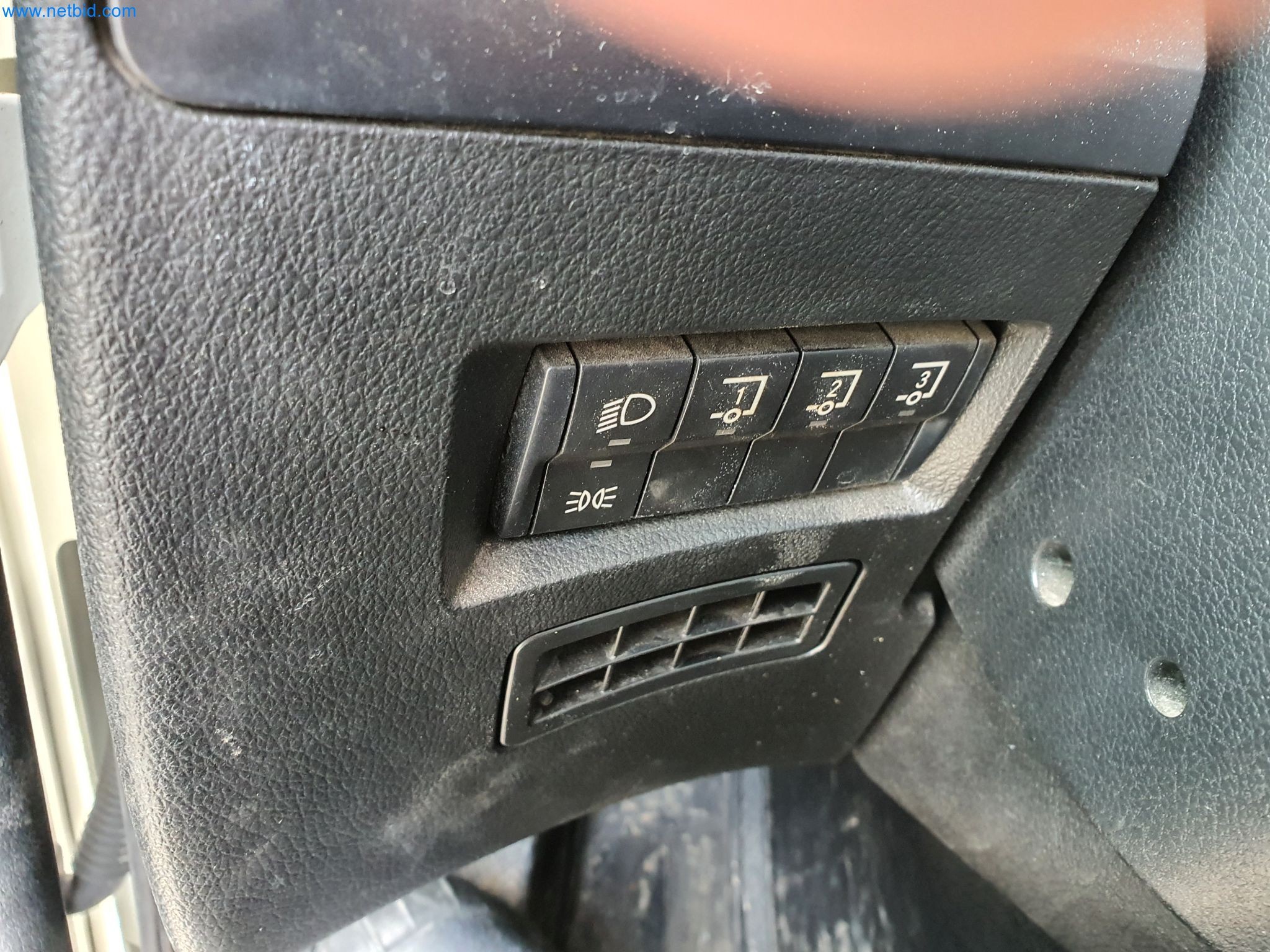 Stavební stroje, vozidla, bednicí materiál a příslušenství z oblasti stavebnictví-41