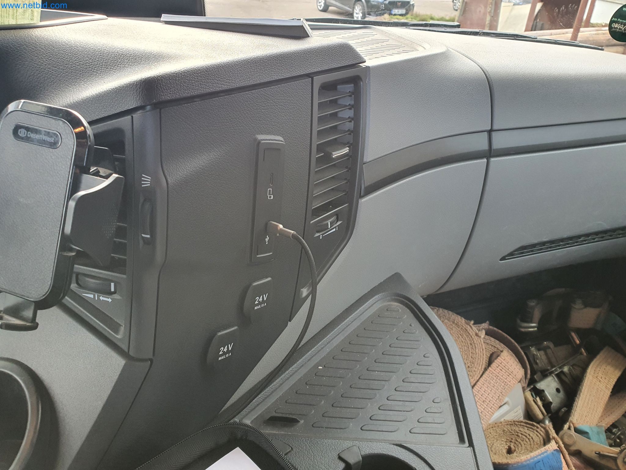 Stavební stroje, vozidla, bednicí materiál a příslušenství z oblasti stavebnictví-43