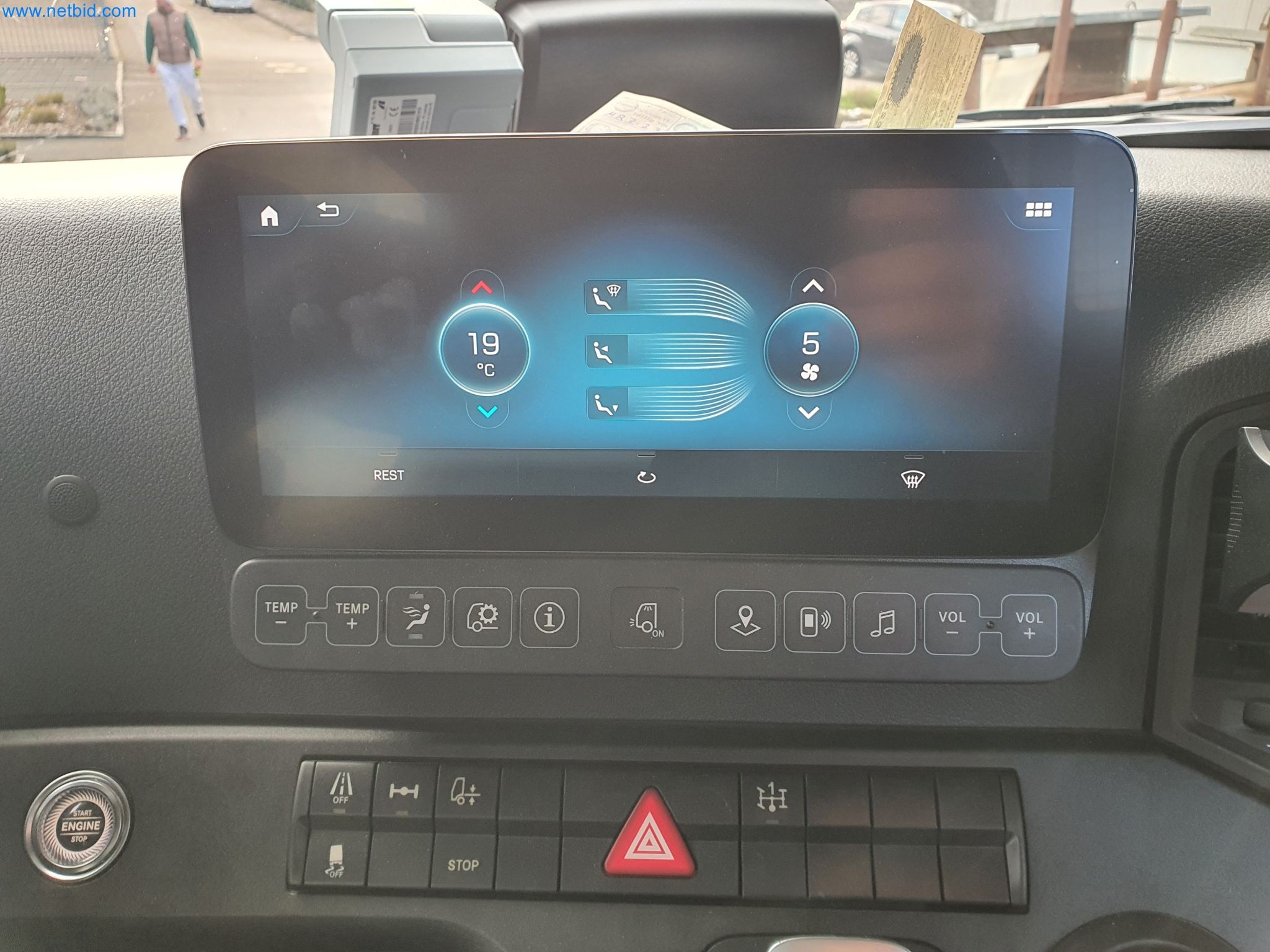 Stavební stroje, vozidla, bednicí materiál a příslušenství z oblasti stavebnictví-45