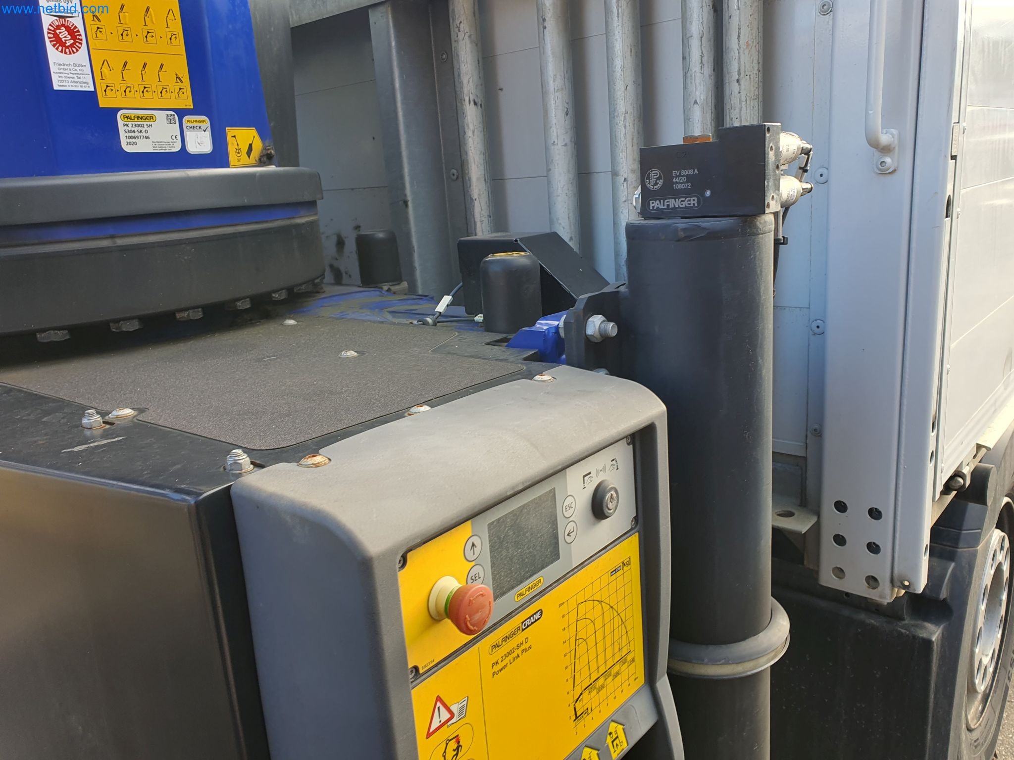 Stavební stroje, vozidla, bednicí materiál a příslušenství z oblasti stavebnictví-69