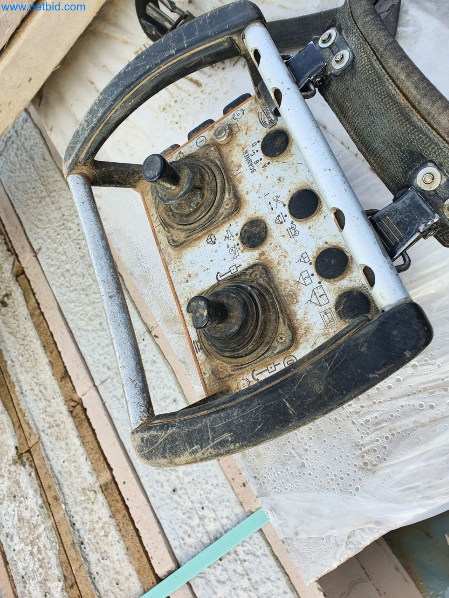 Maszyny budowlane, pojazdy, materiały szalunkowe i akcesoria z sektora budowlanego-17