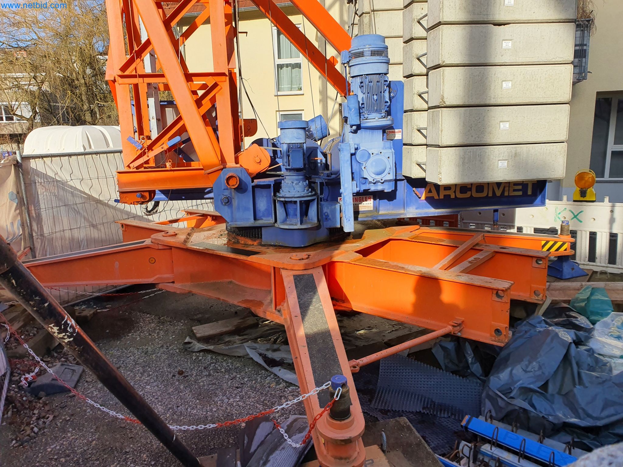 Maszyny budowlane, pojazdy, materiały szalunkowe i akcesoria z sektora budowlanego-5