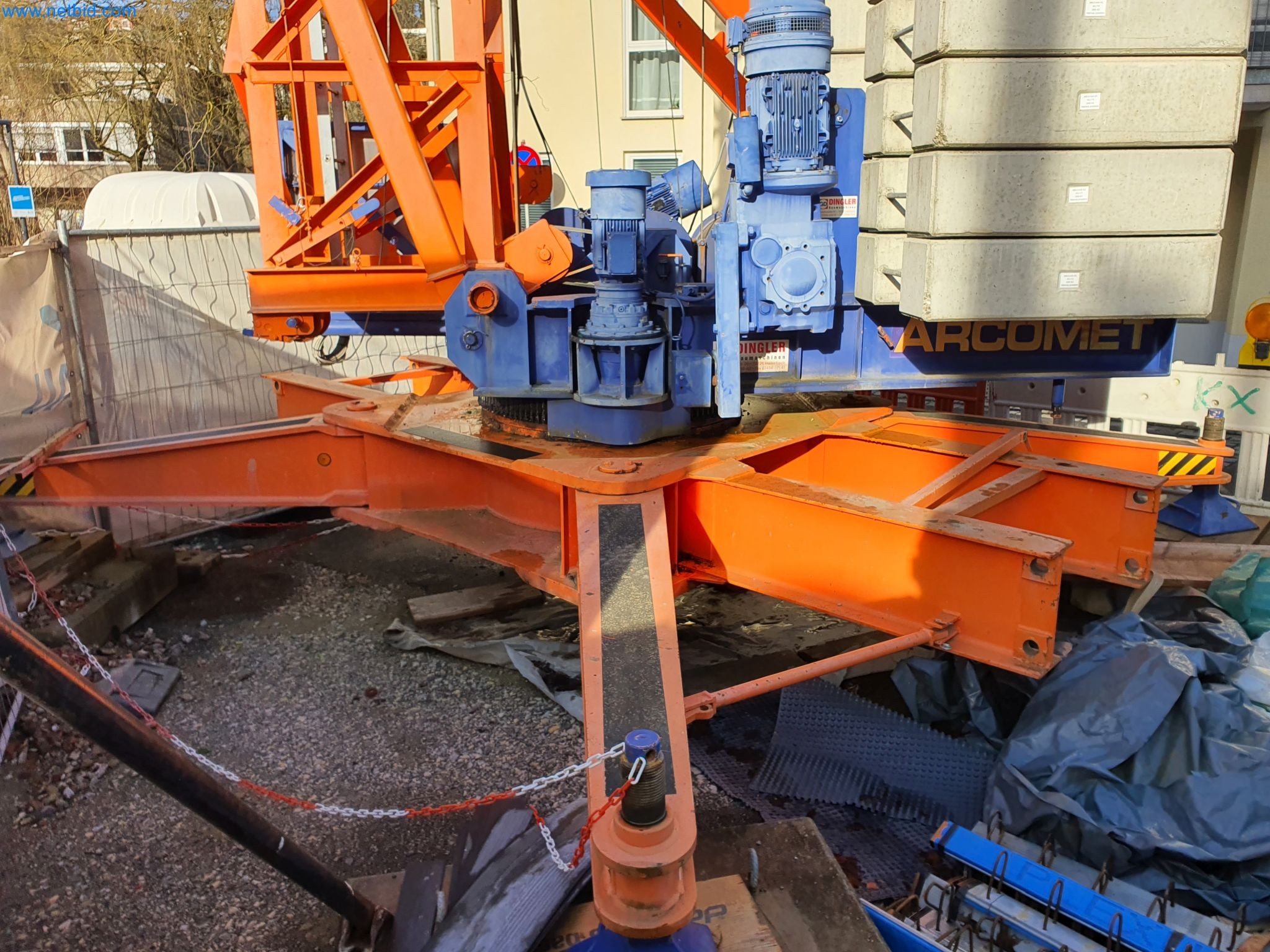 Maszyny budowlane, pojazdy, materiały szalunkowe i akcesoria z sektora budowlanego-6