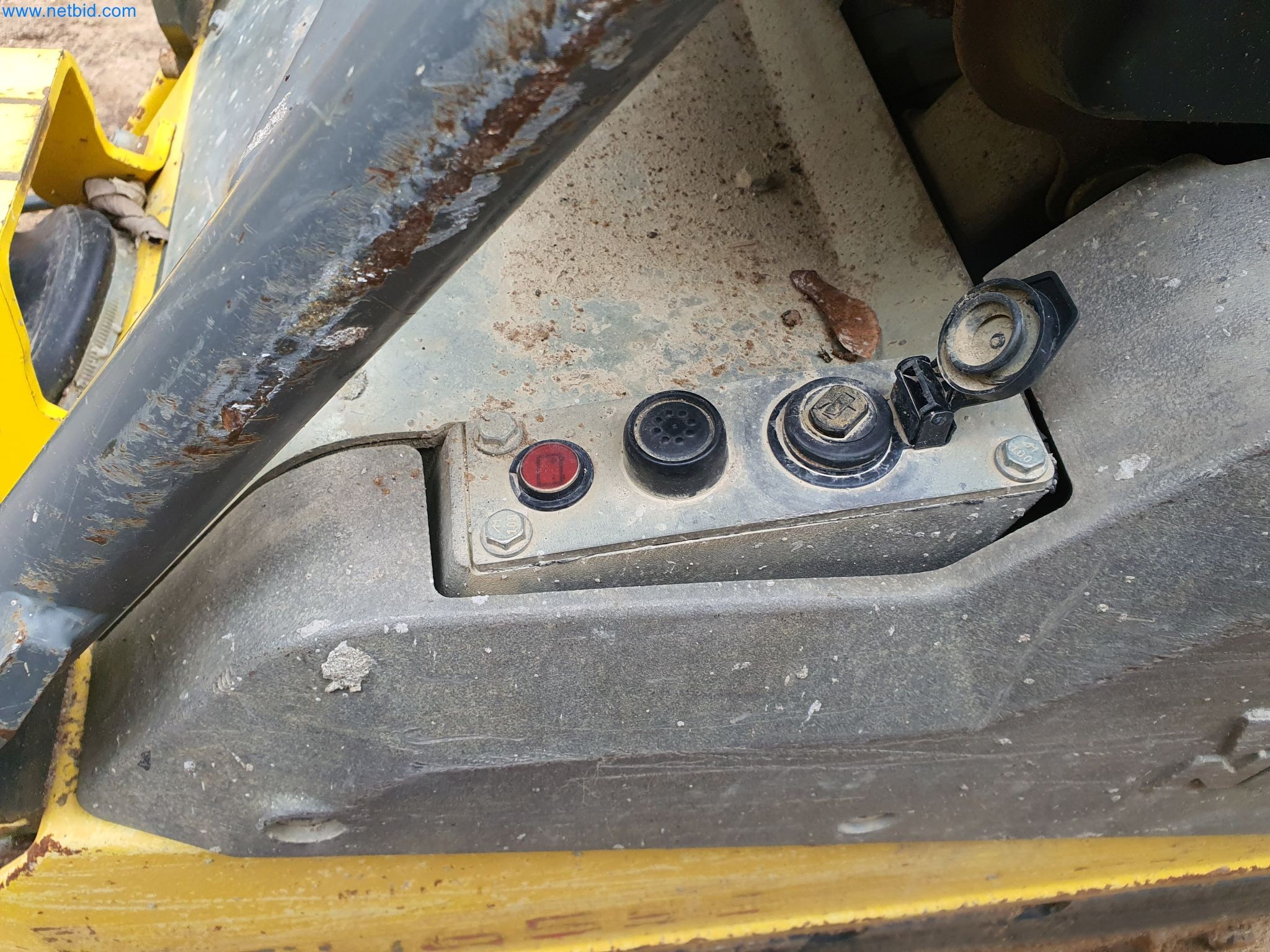 Baumaschinen, Fahrzeuge, Schalungsmaterial und Zubehör aus dem Bereich Hochbau-7