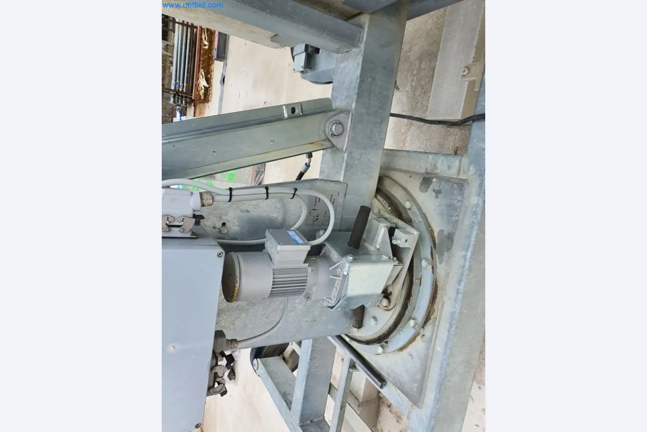 Stavební stroje, vozidla, bednicí materiál a příslušenství z oblasti stavebnictví-12