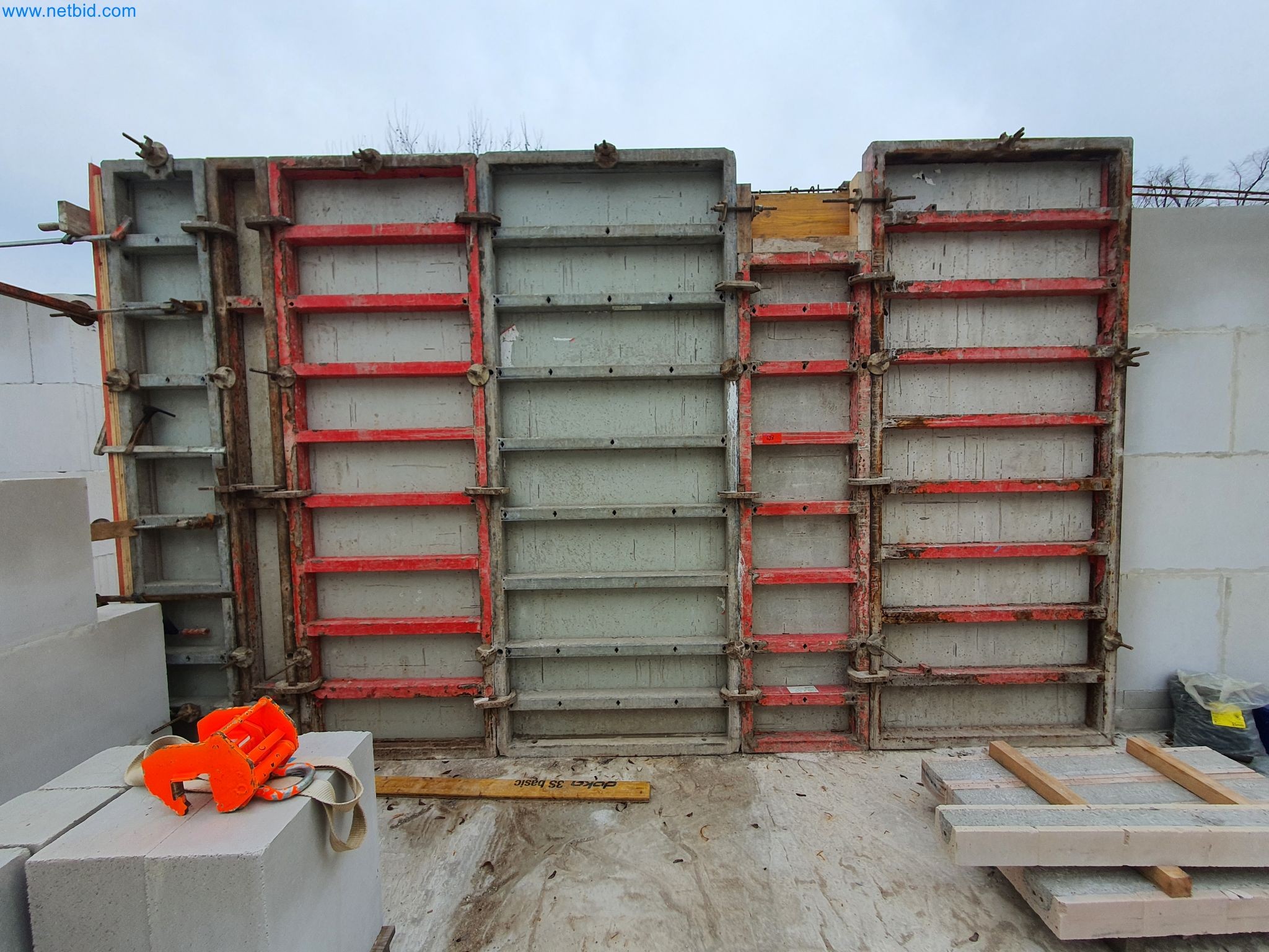 Baumaschinen, Fahrzeuge, Schalungsmaterial und Zubehör aus dem Bereich Hochbau-2