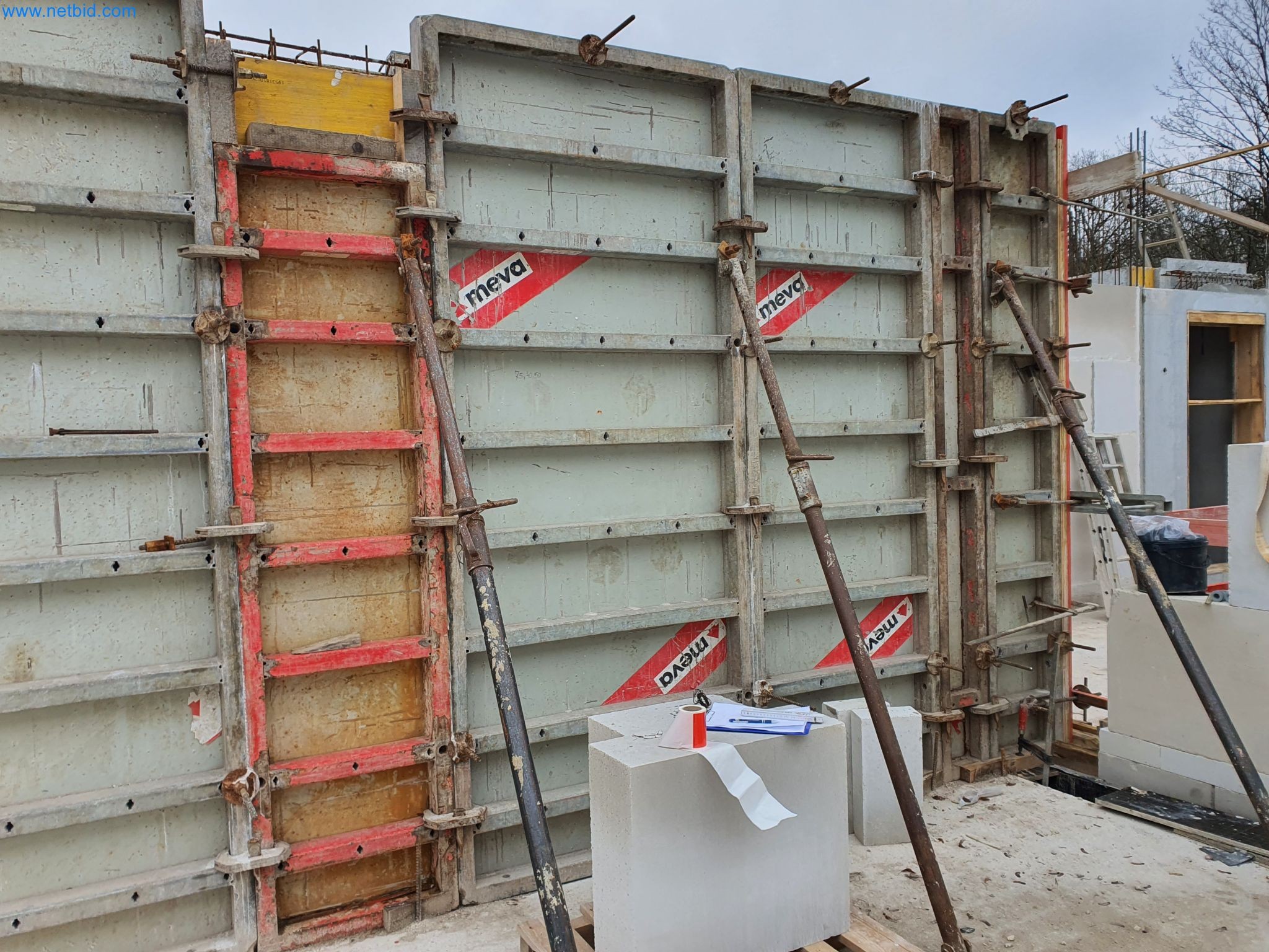 Baumaschinen, Fahrzeuge, Schalungsmaterial und Zubehör aus dem Bereich Hochbau-3