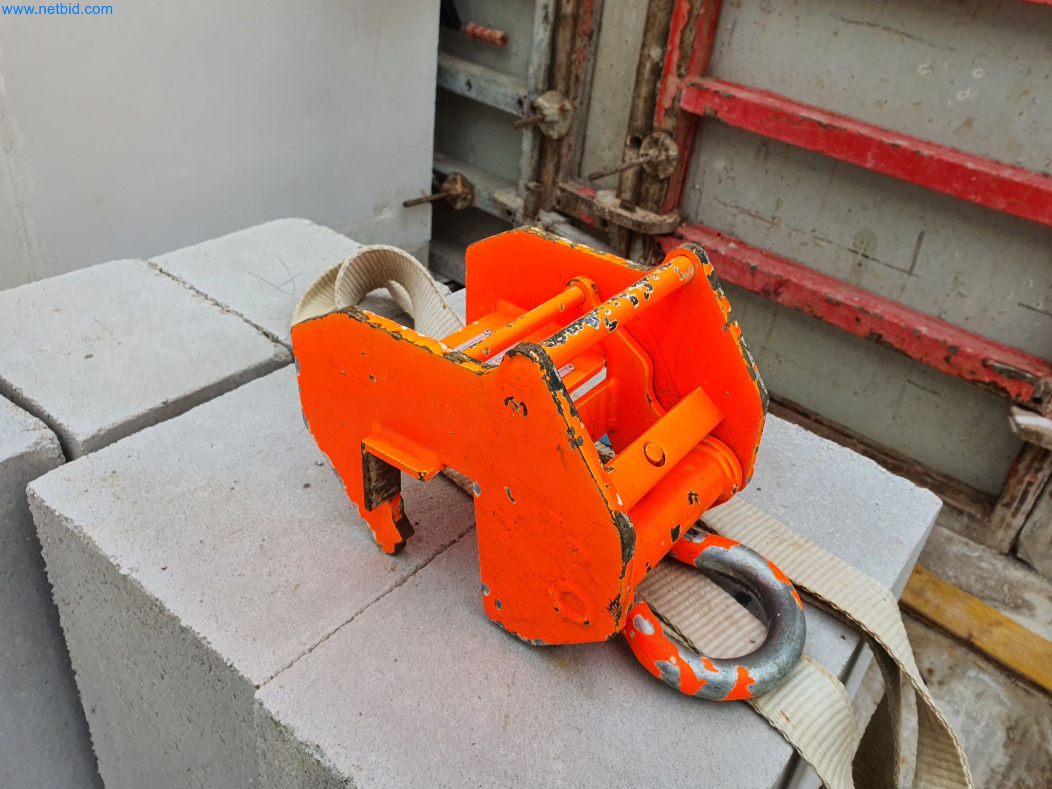 Baumaschinen, Fahrzeuge, Schalungsmaterial und Zubehör aus dem Bereich Hochbau-5