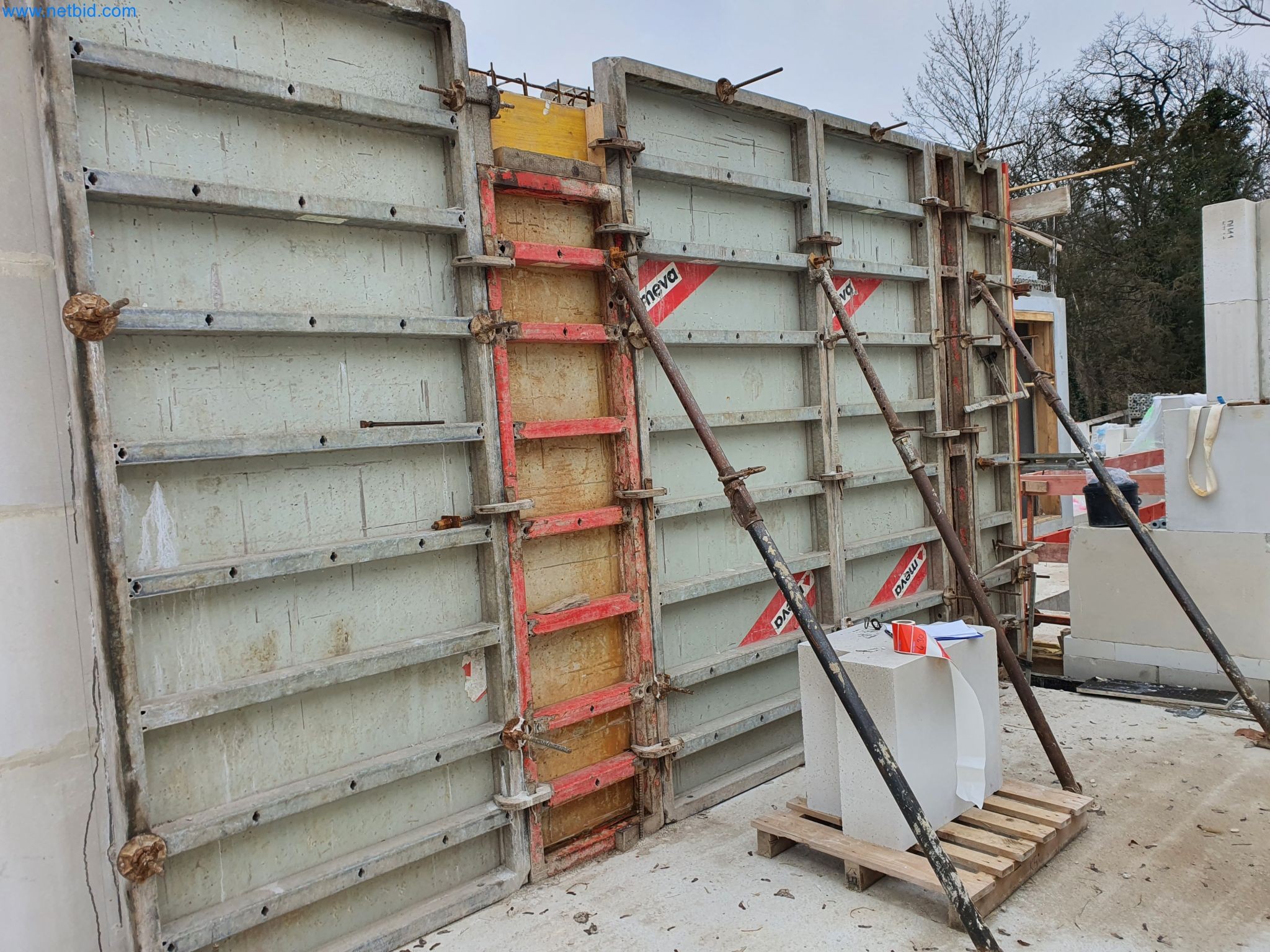 Baumaschinen, Fahrzeuge, Schalungsmaterial und Zubehör aus dem Bereich Hochbau-7