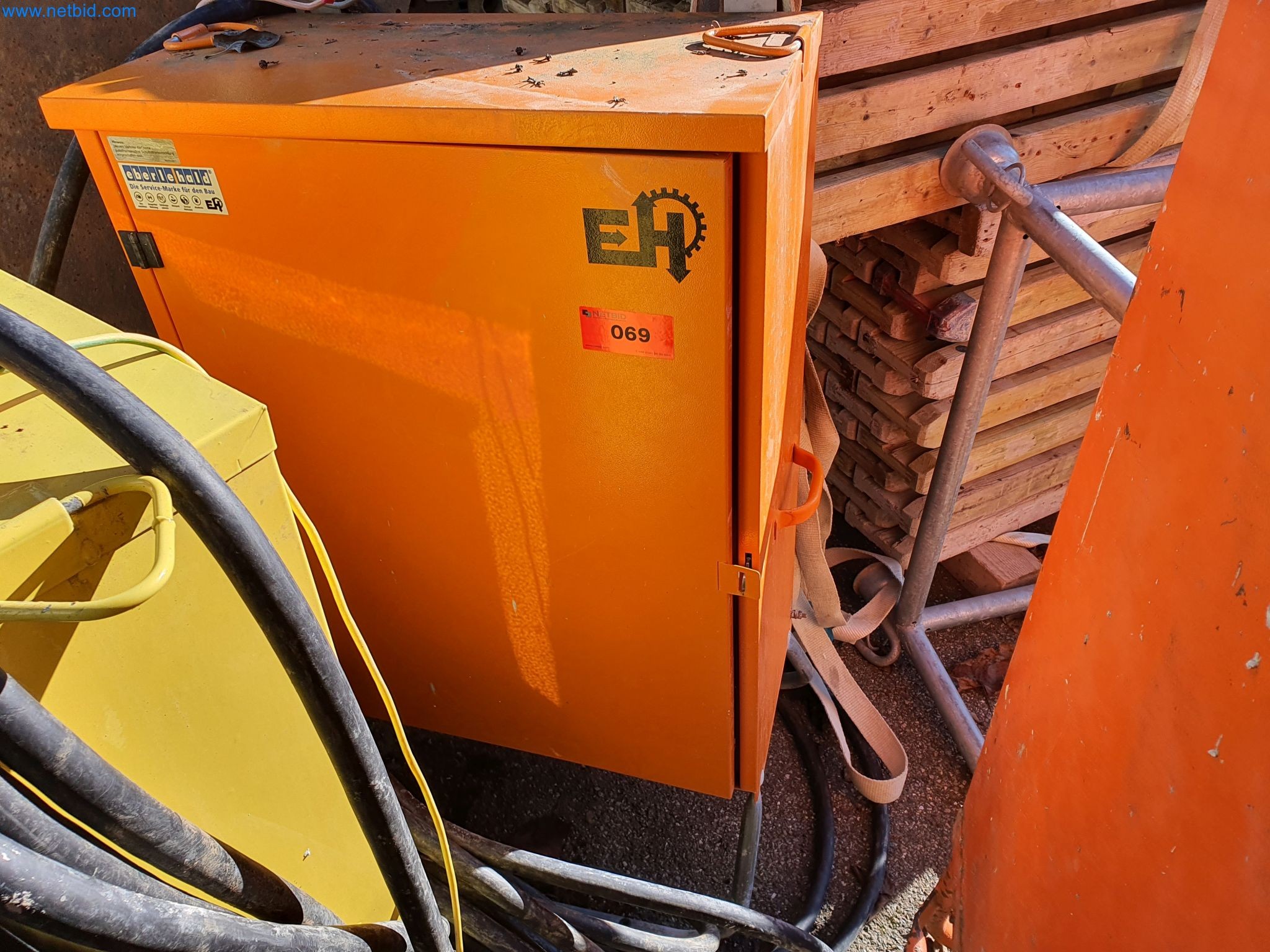 Maszyny budowlane, pojazdy, materiały szalunkowe i akcesoria z sektora budowlanego-1