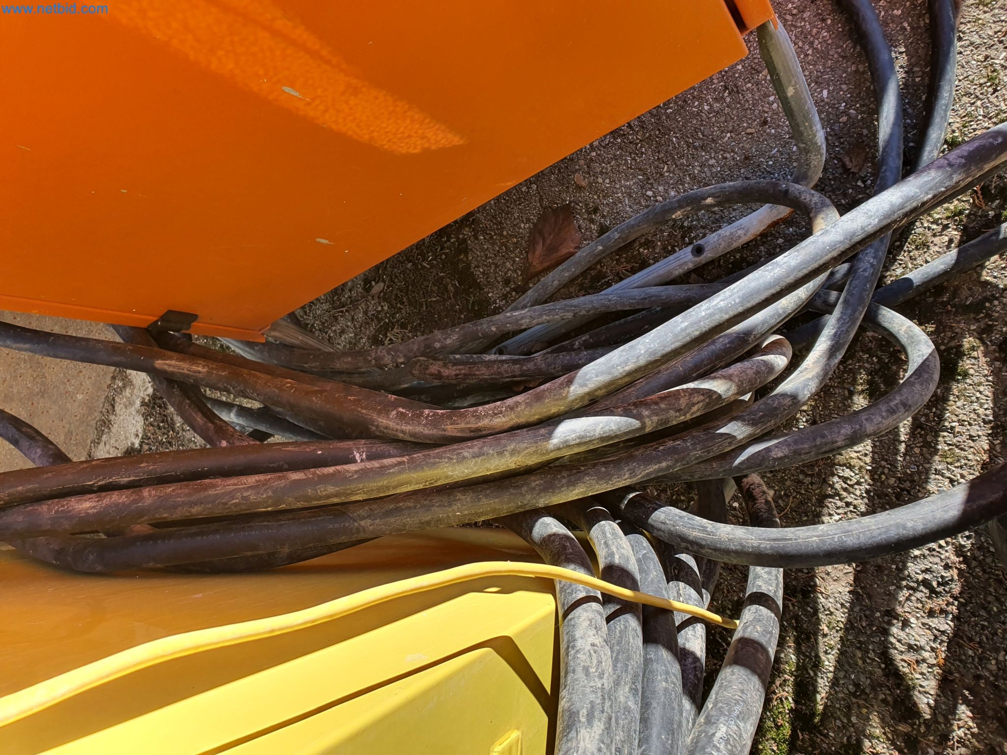 Maszyny budowlane, pojazdy, materiały szalunkowe i akcesoria z sektora budowlanego-2