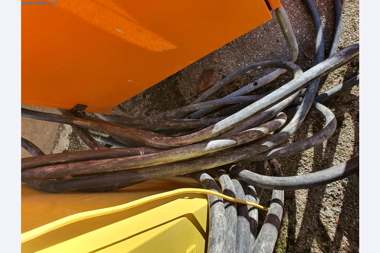 Maszyny budowlane, pojazdy, materiały szalunkowe i akcesoria z sektora budowlanego-2