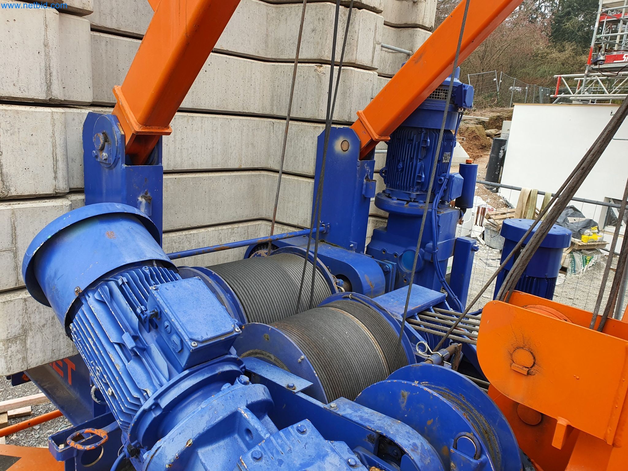 Maszyny budowlane, pojazdy, materiały szalunkowe i akcesoria z sektora budowlanego-13